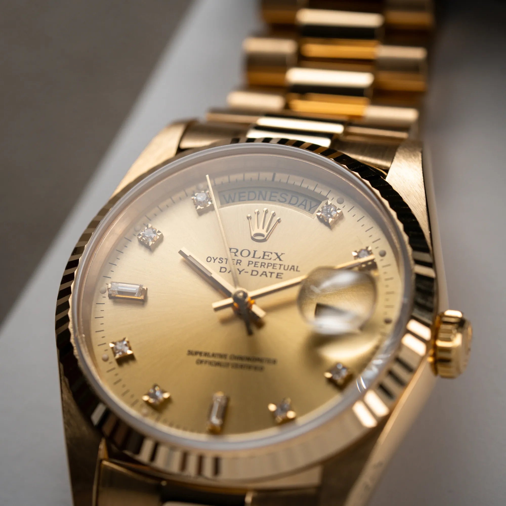 Detailaufnahme der Rolex Day-Date 36 in Gelbgold mit der Referenz 18238 und Champagne-Diamant-Zifferblatt