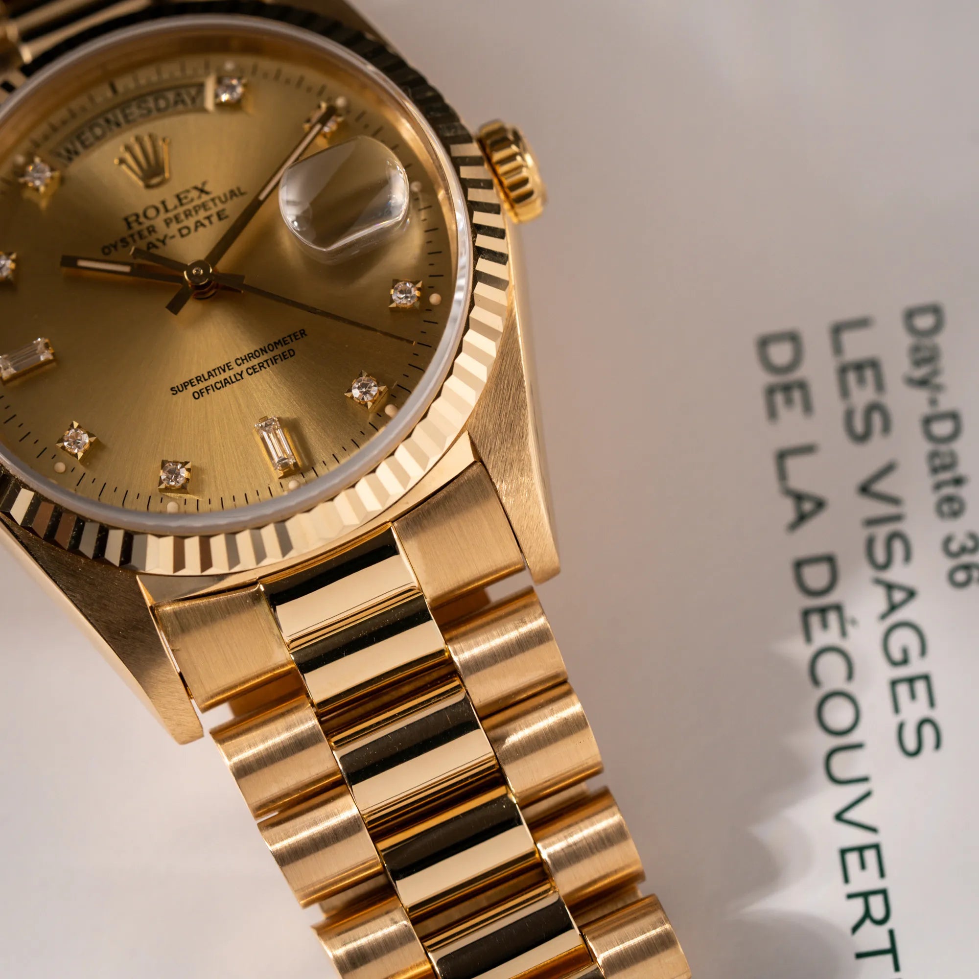Detailaufnahme der Bandanstöße von der Rolex Day-Date 36 in Gelbgold mit der Referenz 18238 und Champagne-Diamant-Zifferblatt zeigt  die Struktur des Gelbgolds