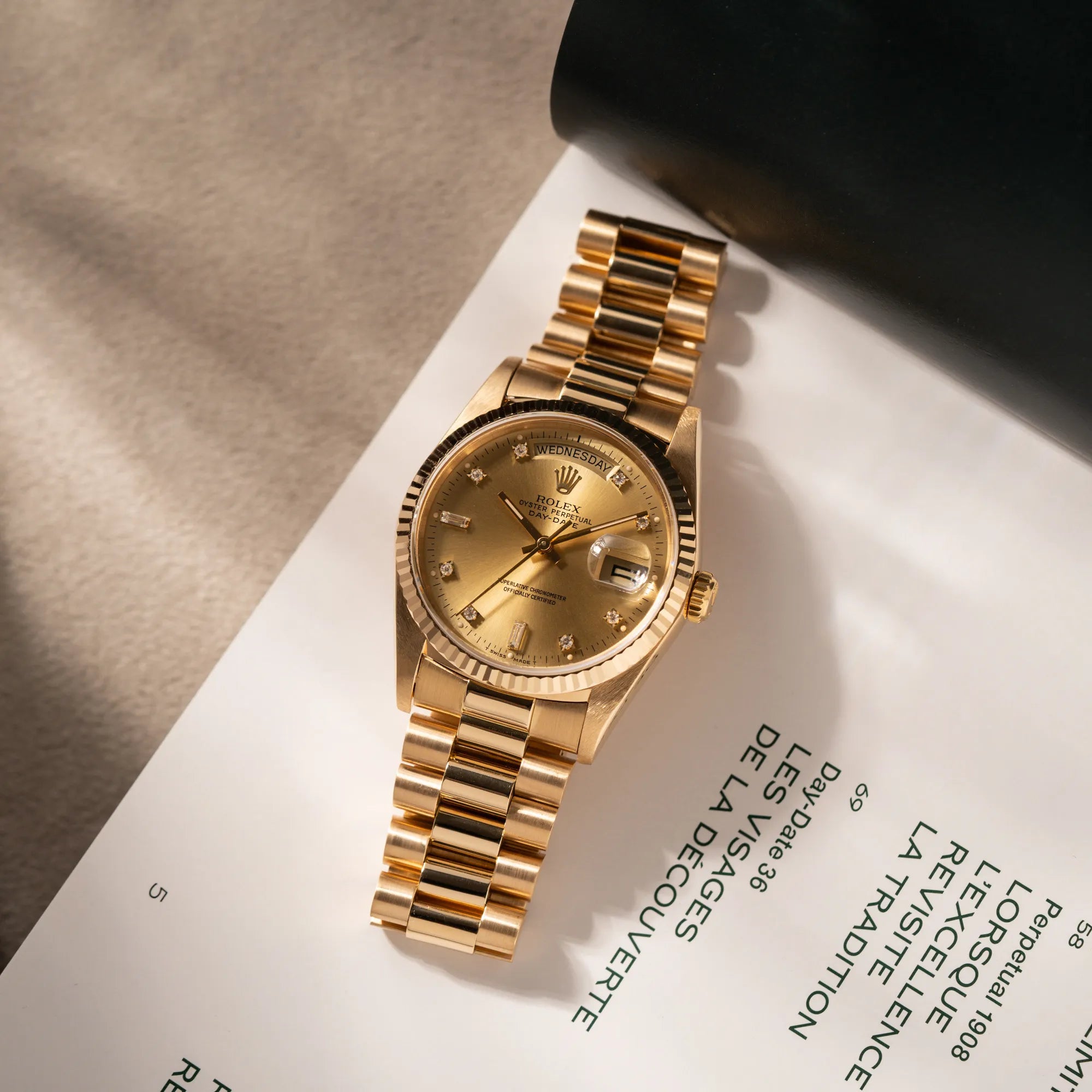 Produktfotografie der Rolex Day-Date 36 in Gelbgold mit der Referenz 18238 und Champagne-Diamant-Zifferblatt