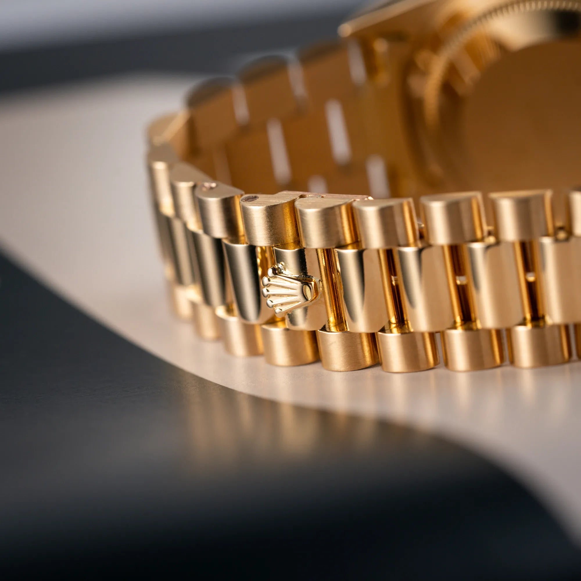 Detailaufnahme der Faltschliesse mit Rolex-Logo am President-Armband von der Rolex Day-Date 36 in Gelbgold mit der Referenz 18238 und Champagne-Diamant-Zifferblatt