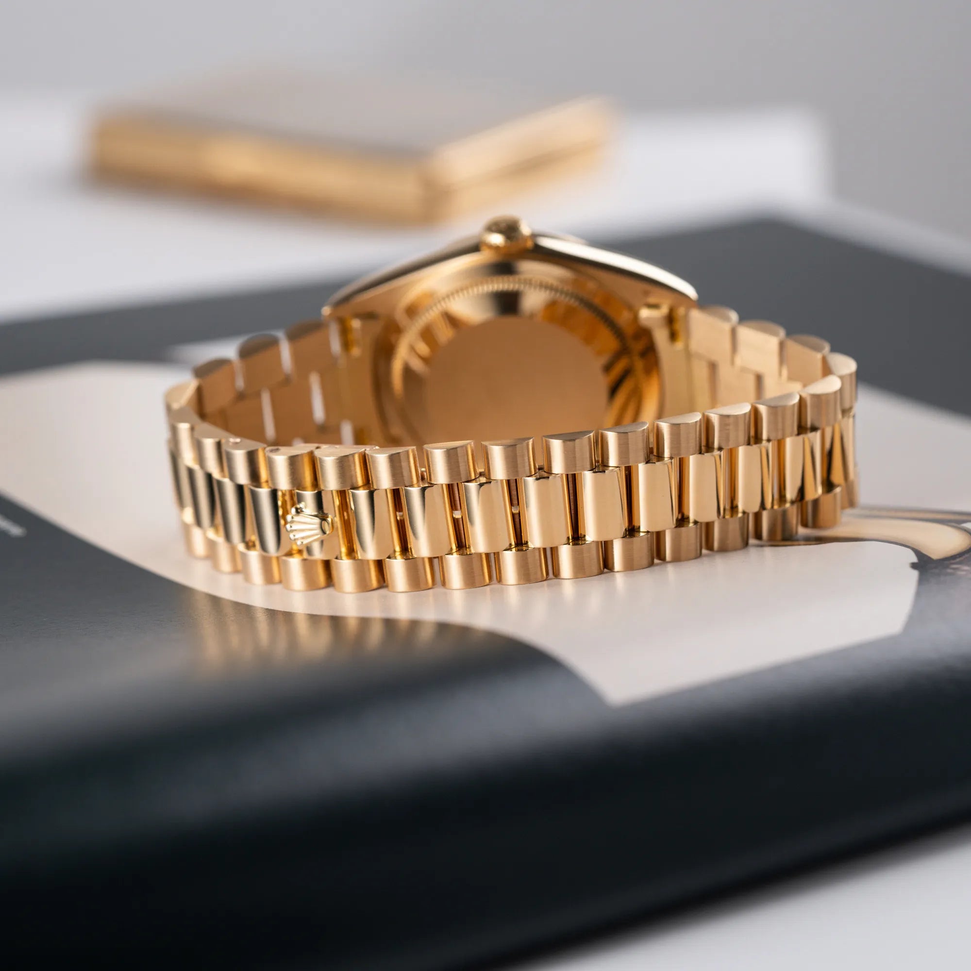 Produktfotografie des President-Armbands der Rolex Day-Date 36 in Gelbgold mit der Referenz 18238 und Champagne-Diamant-Zifferblatt