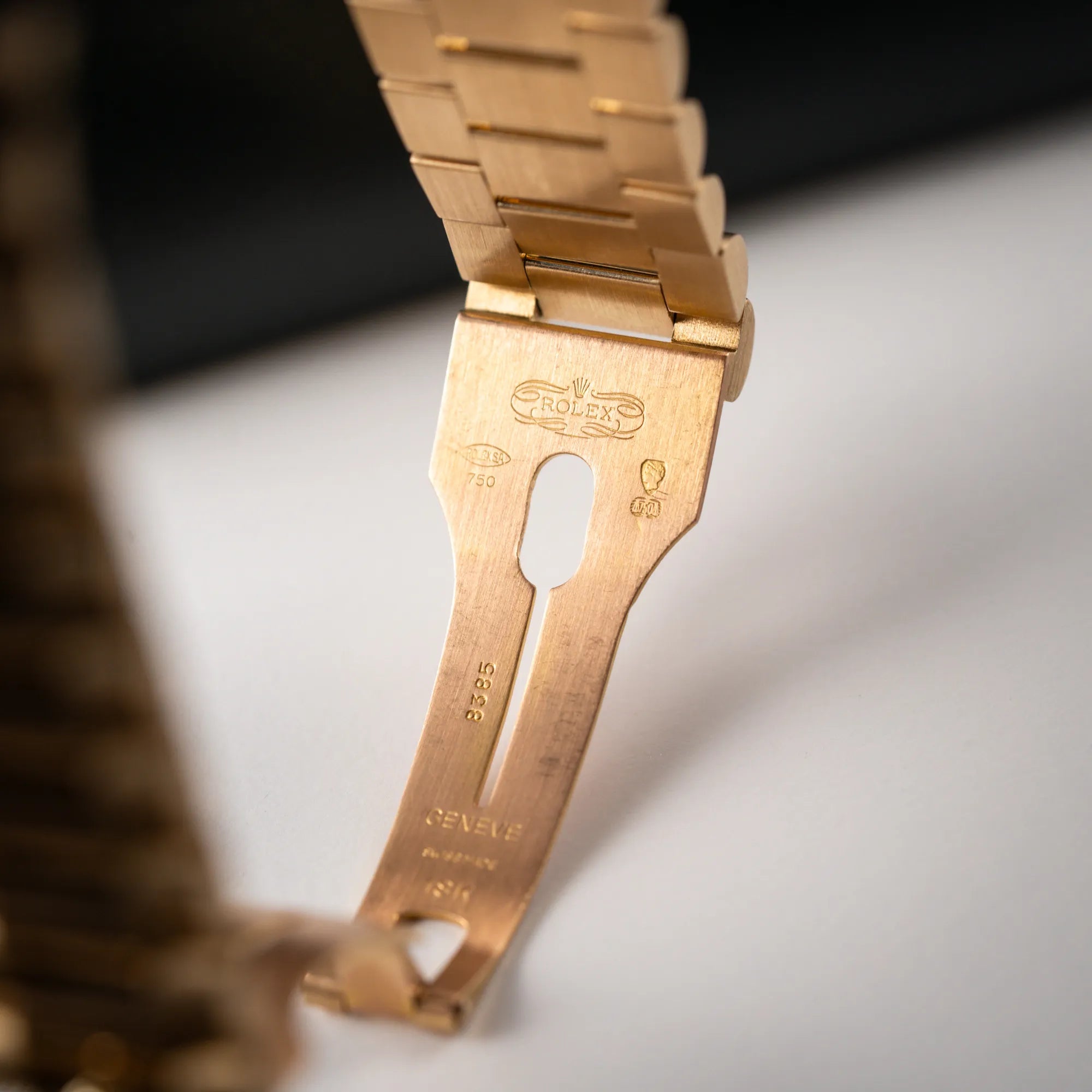 Detailaufnahme der Punzierungen im Inneren der Faltschliesse von der Rolex Day-Date 36 in Gelbgold mit der Referenz 18238 und Champagne-Diamant-Zifferblatt