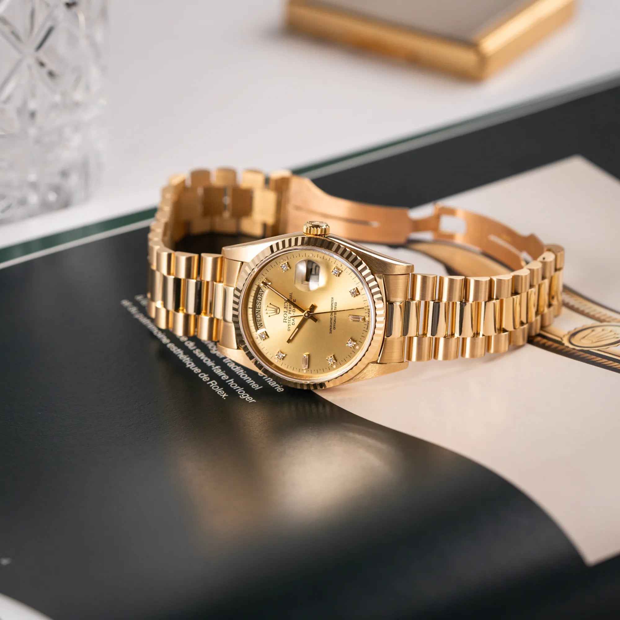 Produktfotografie der Rolex Day-Date 36 in Gelbgold mit der Referenz 18238 und Champagne-Diamant-Zifferblatt (seitlich liegend)