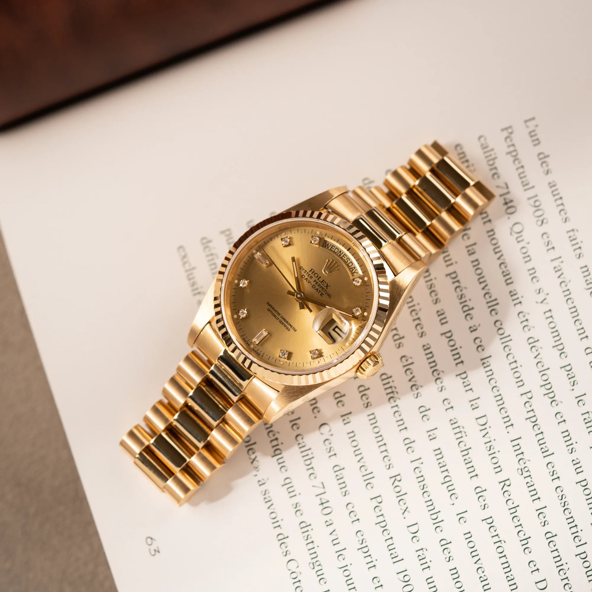Schön belichtete Rolex Day-Date 36 in Gelbgold mit der Referenz 18238 und Champagne-Diamant-Zifferblatt
