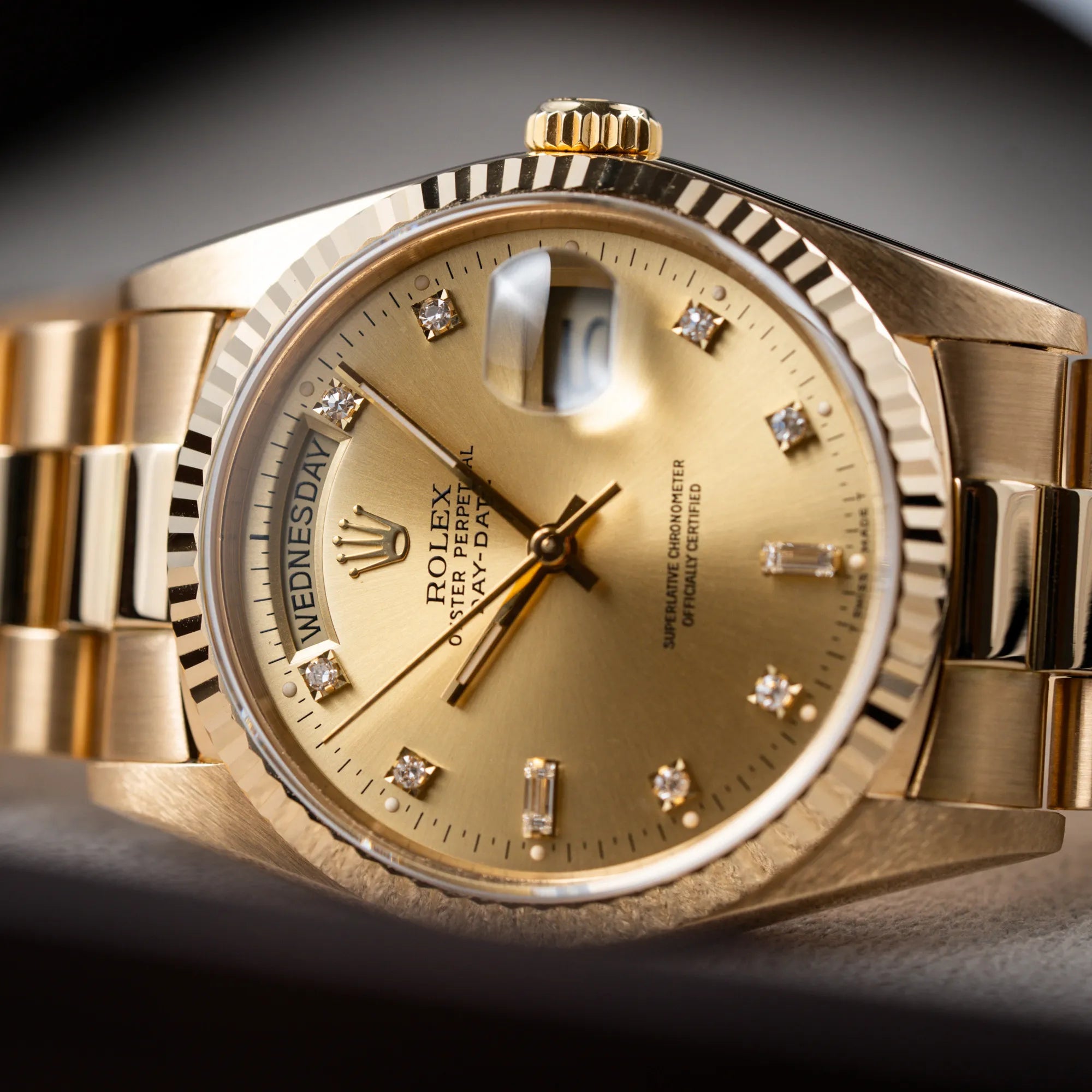 Detailaufnahme des Zifferblatts von der Rolex Day-Date 36 in Gelbgold mit der Referenz 18238 und Champagne-Diamant-Zifferblatt