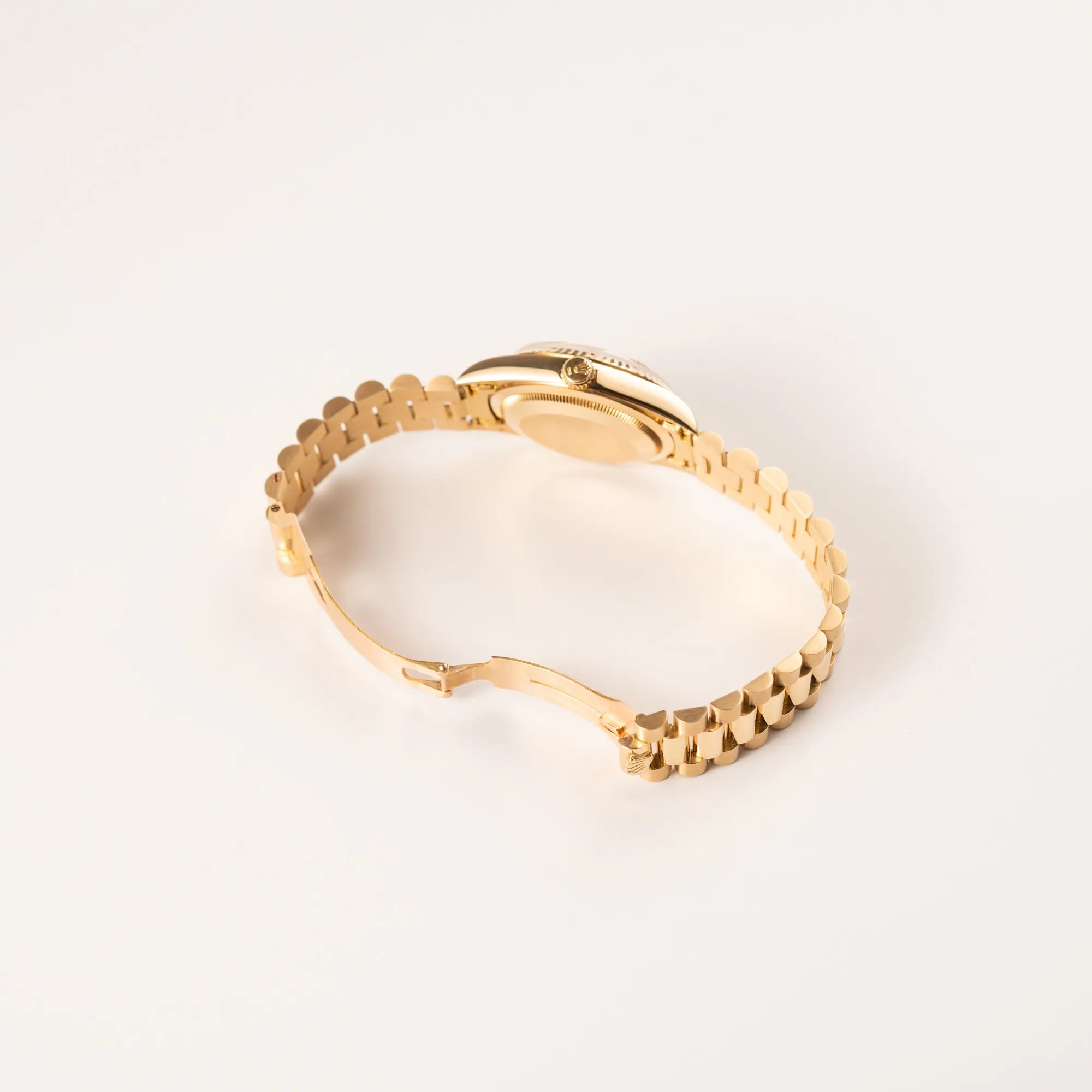 Geöffnete Faltschliesse am President-Armband der Rolex Day-Date 36 in Gelbgold mit der Referenz 18238 und Champagne-Diamant-Zifferblatt