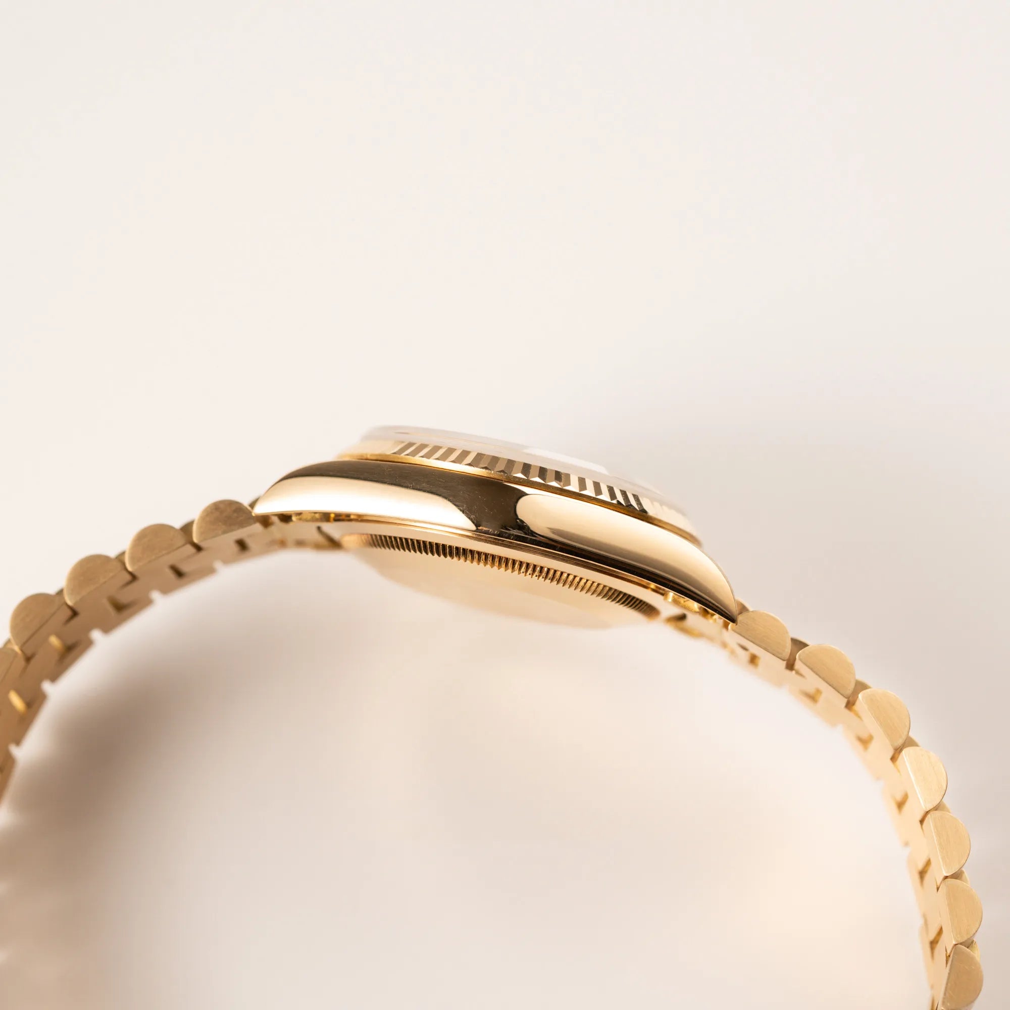 Seitliches Gehäuse der Rolex Day-Date 36 in Gelbgold mit der Referenz 18238 und Champagne-Diamant-Zifferblatt