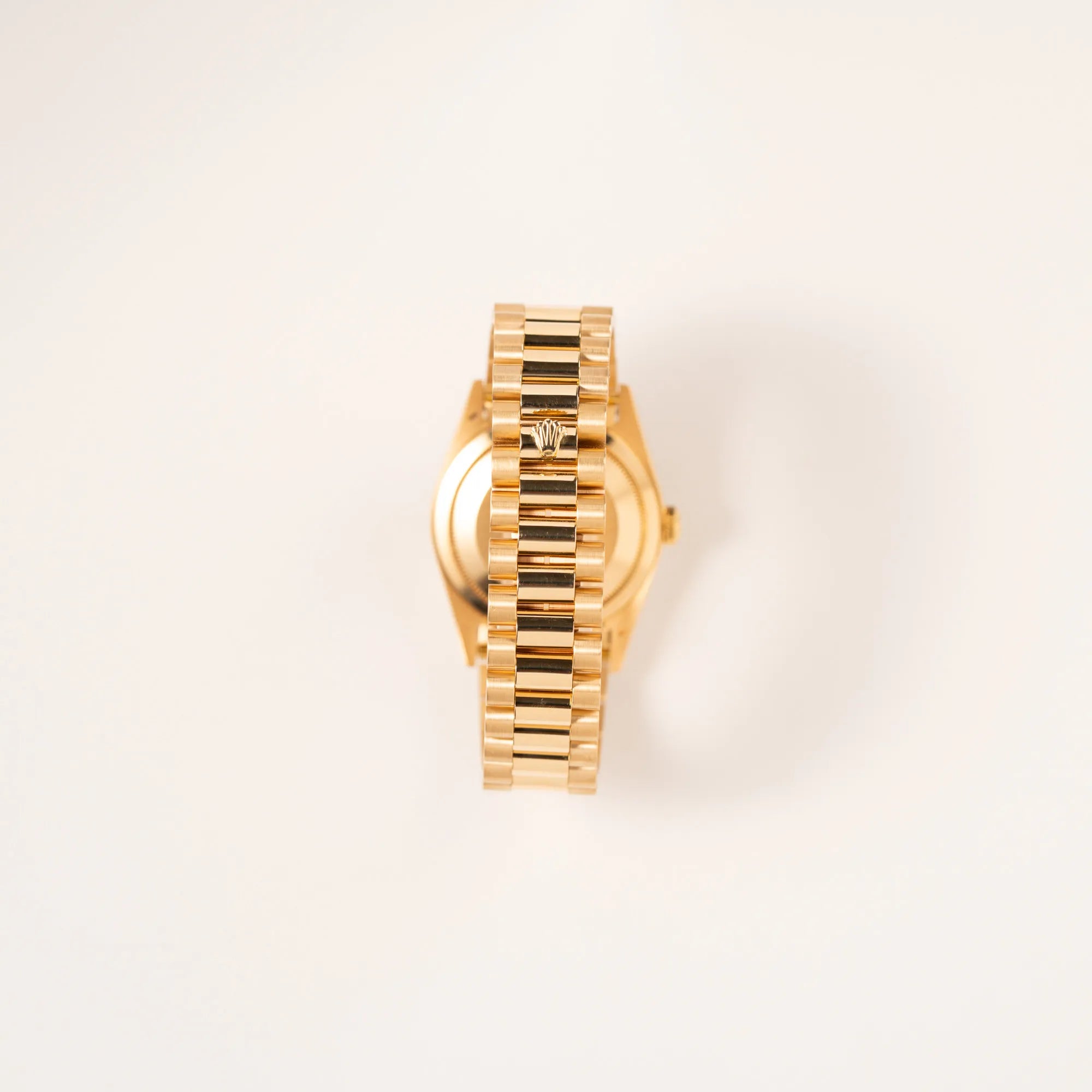 Blick auf das President-Armband der Rolex Day-Date 36 in Gelbgold mit der Referenz 18238 und Champagne-Diamant-Zifferblatt