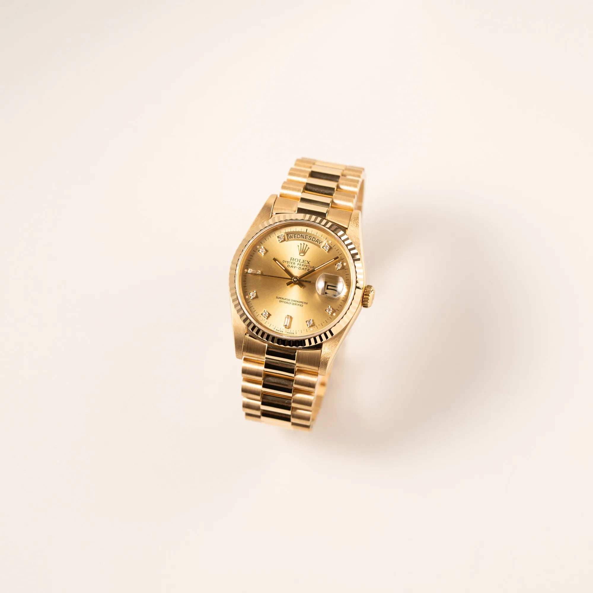 Leicht schräge Ansicht der Rolex Day-Date 36 in Gelbgold mit der Referenz 18238 und Champagne-Diamant-Zifferblatt