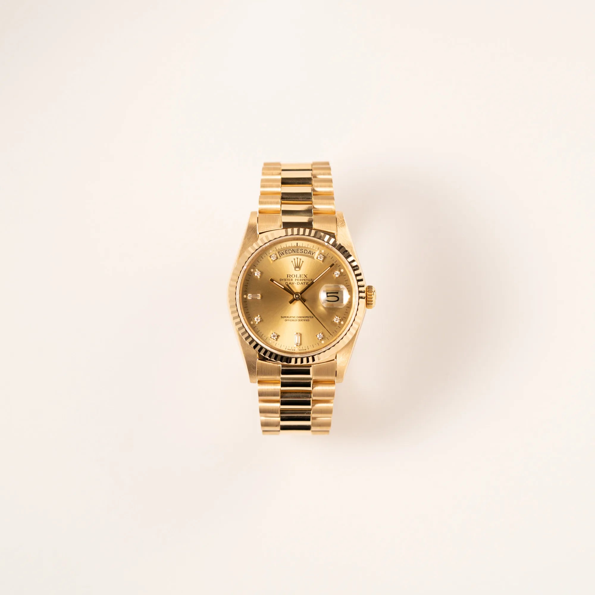 Frontale Ansicht der Rolex Day-Date 36 in Gelbgold mit der Referenz 18238 und Champagne-Diamant-Zifferblatt