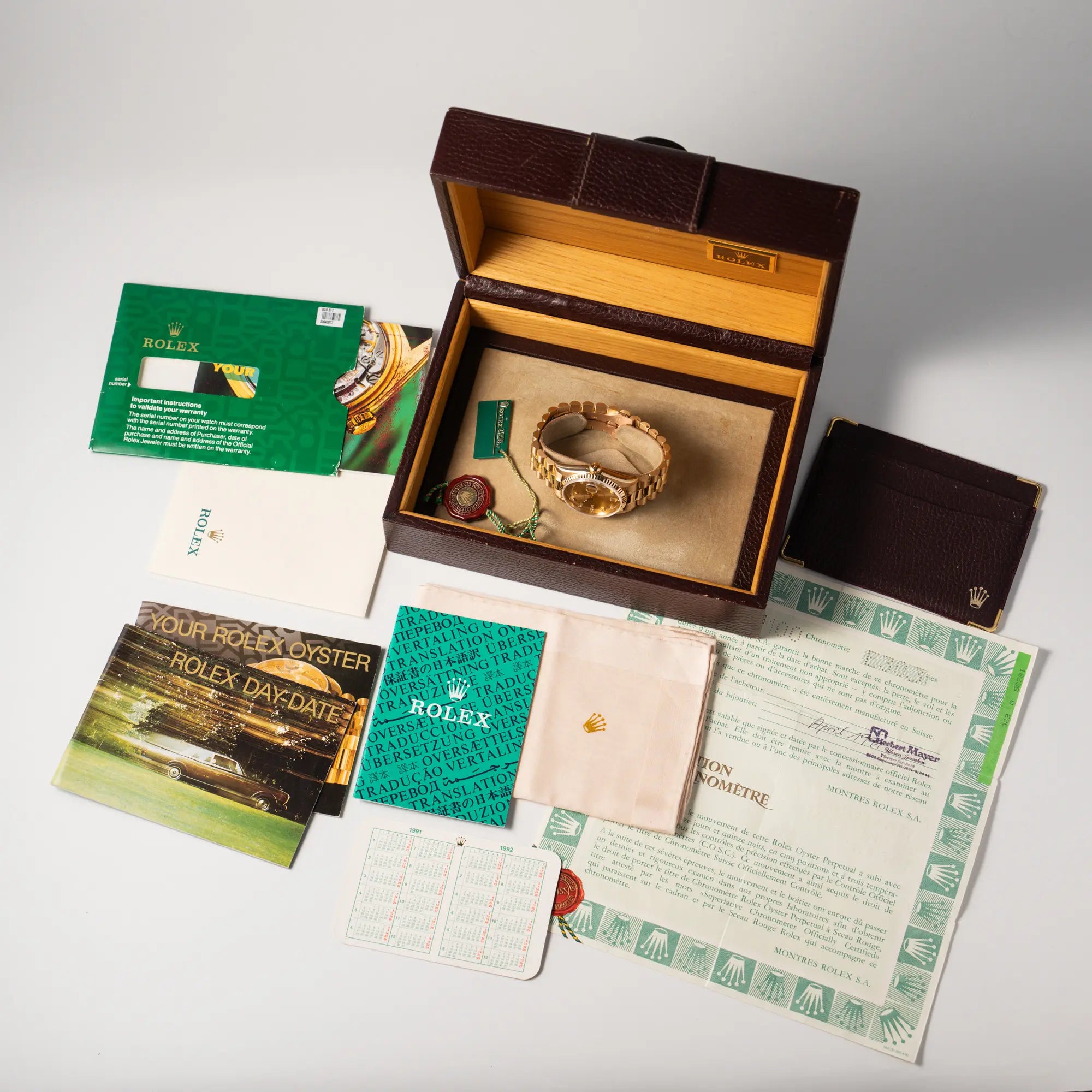 Rolex Day-Date 36 in Gelbgold der Referenz 18238 aus 1991 mit Champagner-Diamant-Zifferblatt und englischsprachiger Tagesanzeige zusammen mit dem Lieferumfang, bestehend aus Box, Booklets, Kalender, Hangtag, Cardholder, Poliertuch und originalen Papieren
