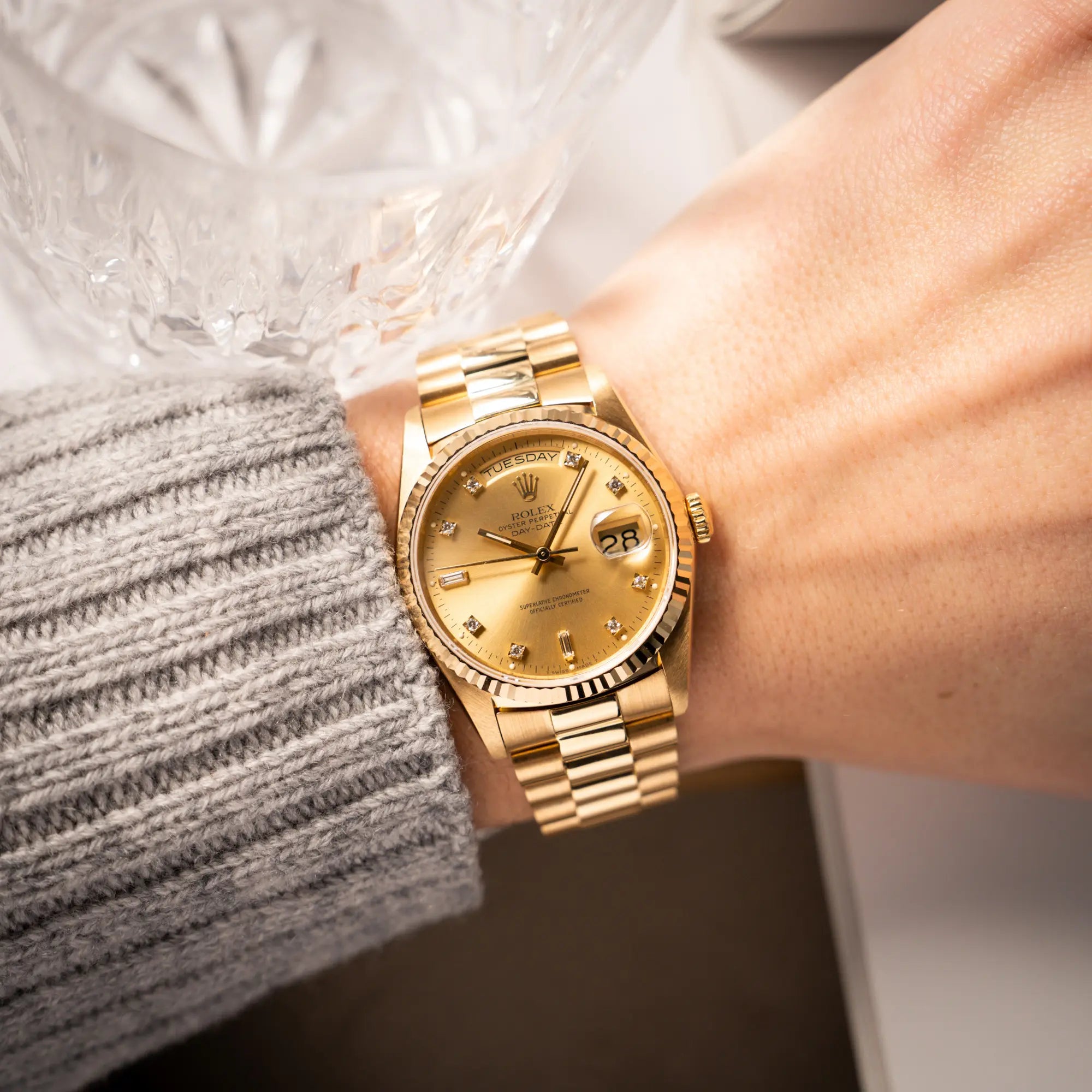 Mann trägt die Rolex Day-Date 36 in Gelbgold der Referenz 18238 aus 1991 mit Champagner-Diamant-Zifferblatt und englischsprachiger Tagesanzeige für einen Wristshot an seinem Handgelenk