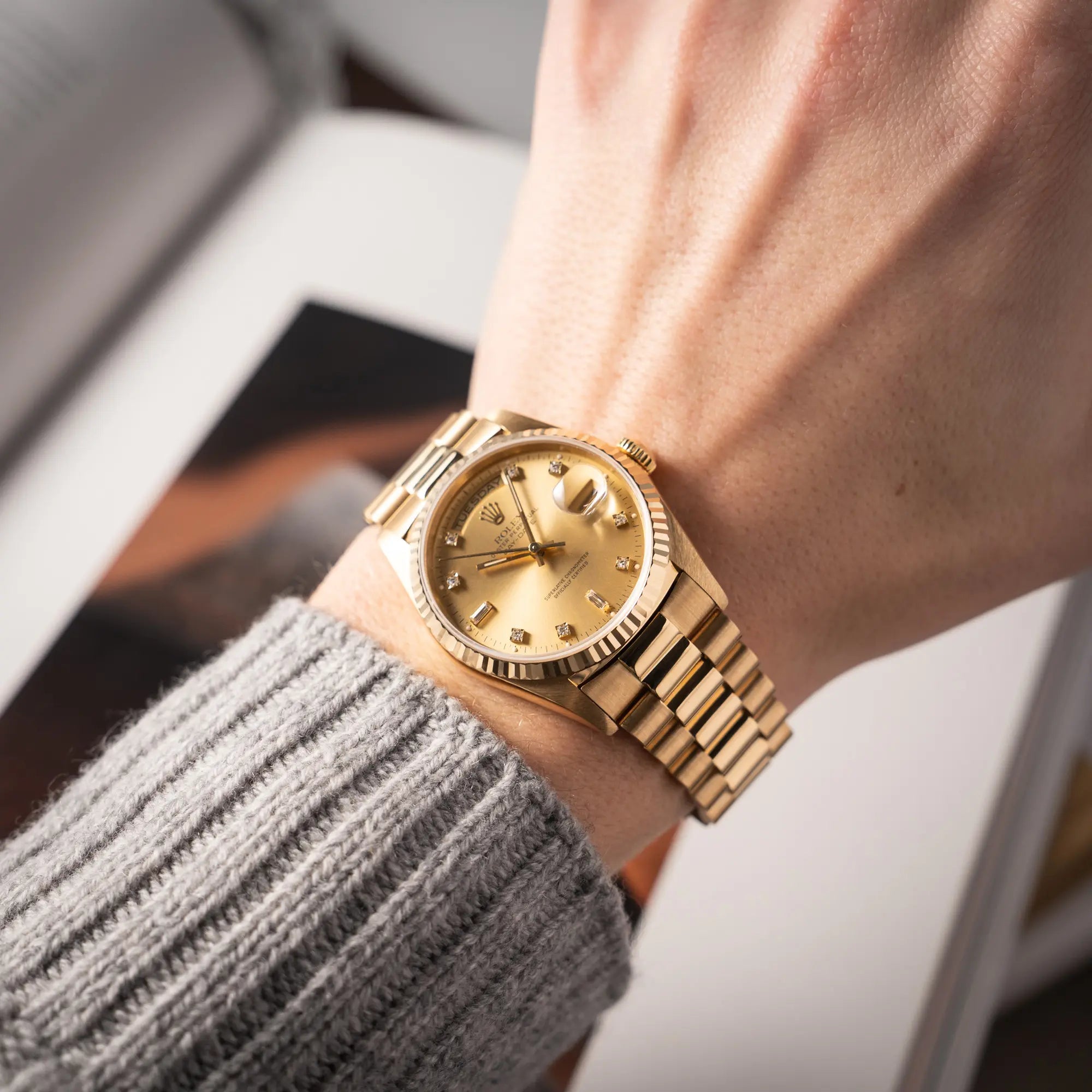 Mann trägt die Rolex Day-Date 36 in Gelbgold der Referenz 18238 aus 1991 mit Champagner-Diamant-Zifferblatt und englischsprachiger Tagesanzeige an seinem Handgelenk