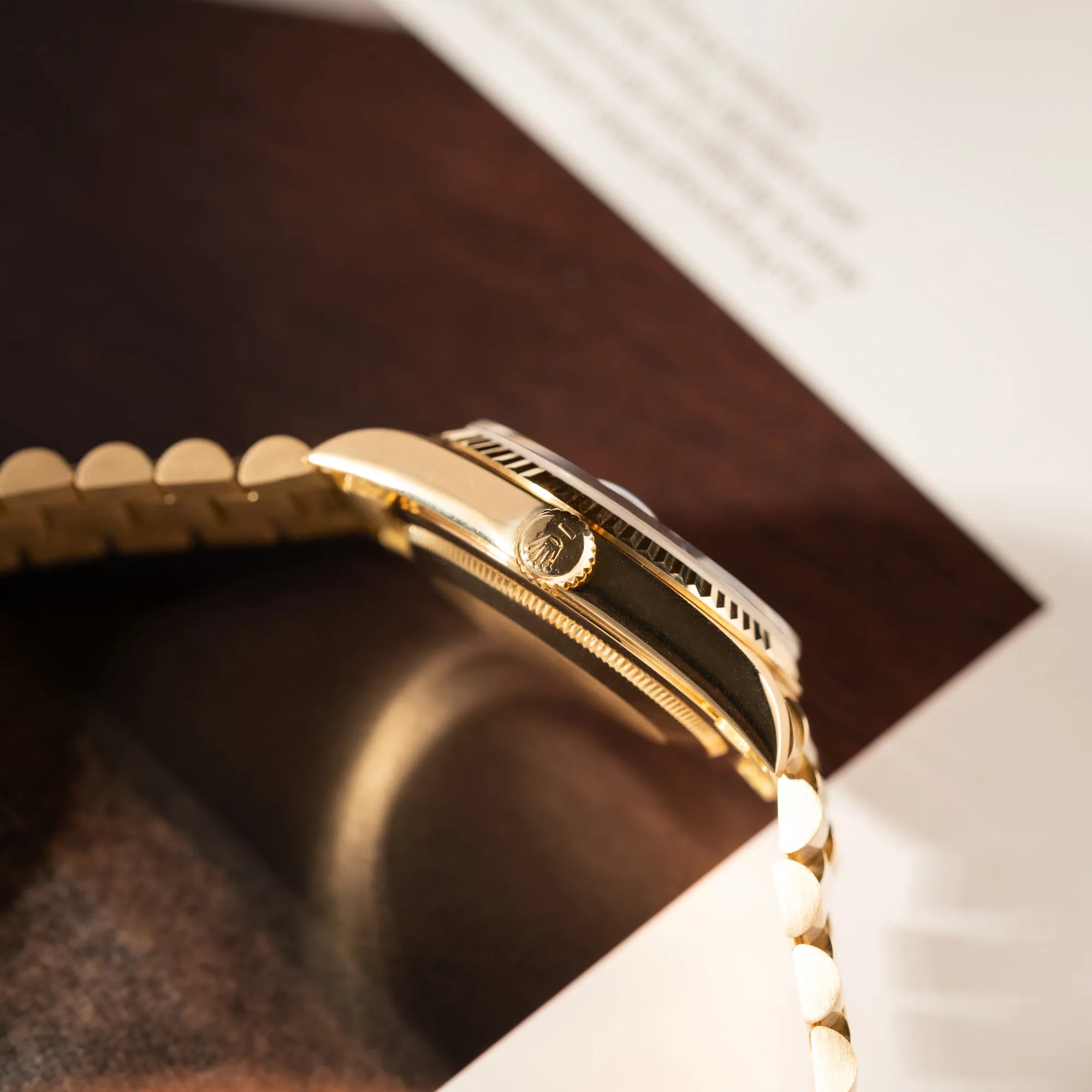 Produktfotografie der Rolex Day-Date 36 in Gelbgold der Referenz 18238 aus 1991 mit Champagner-Diamant-Zifferblatt und englischsprachiger Tagesanzeige zeigt die Aufzugskrone