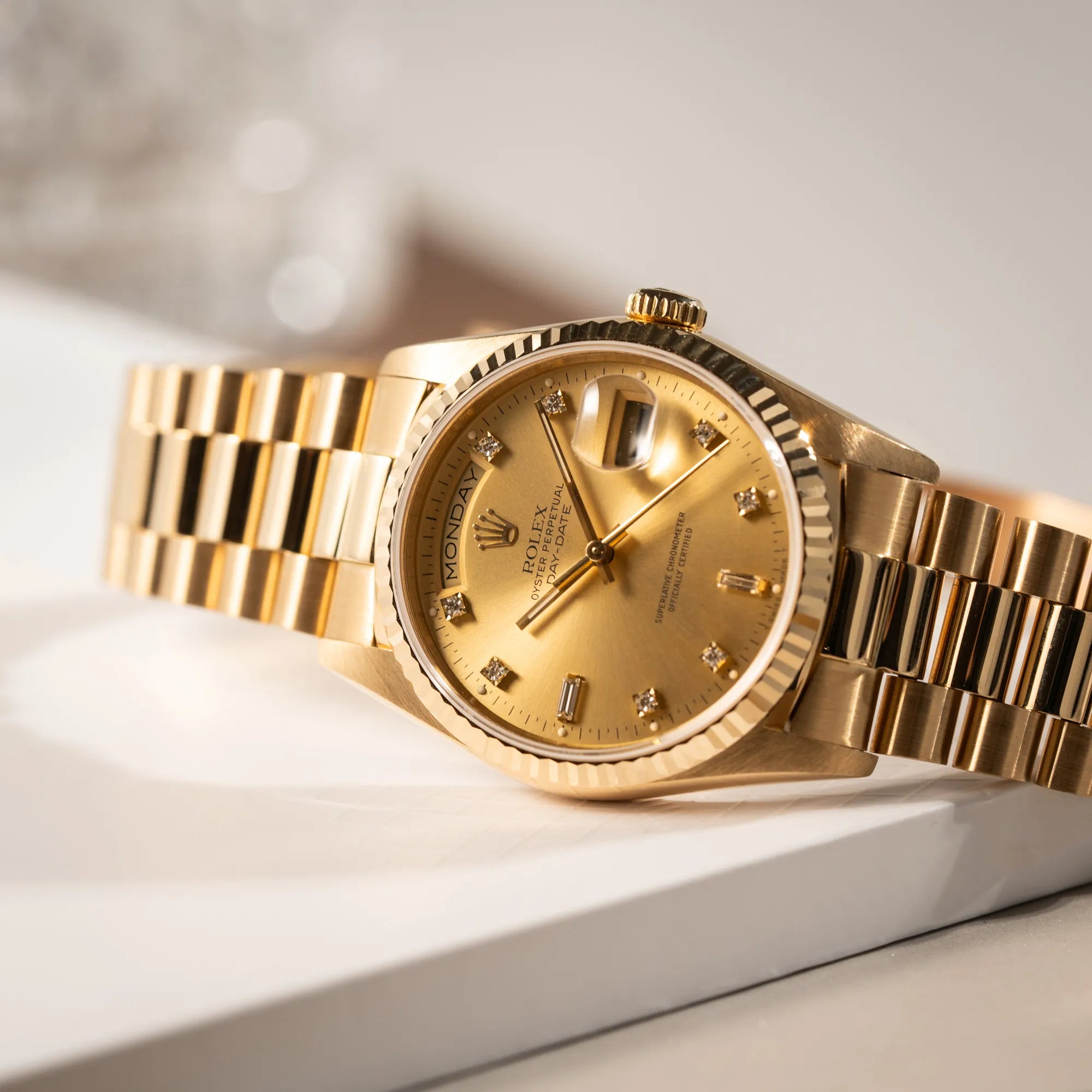 Produktfotografie der Rolex Day-Date 36 in Gelbgold der Referenz 18238 aus 1991 mit Champagner-Diamant-Zifferblatt und englischsprachiger Tagesanzeige