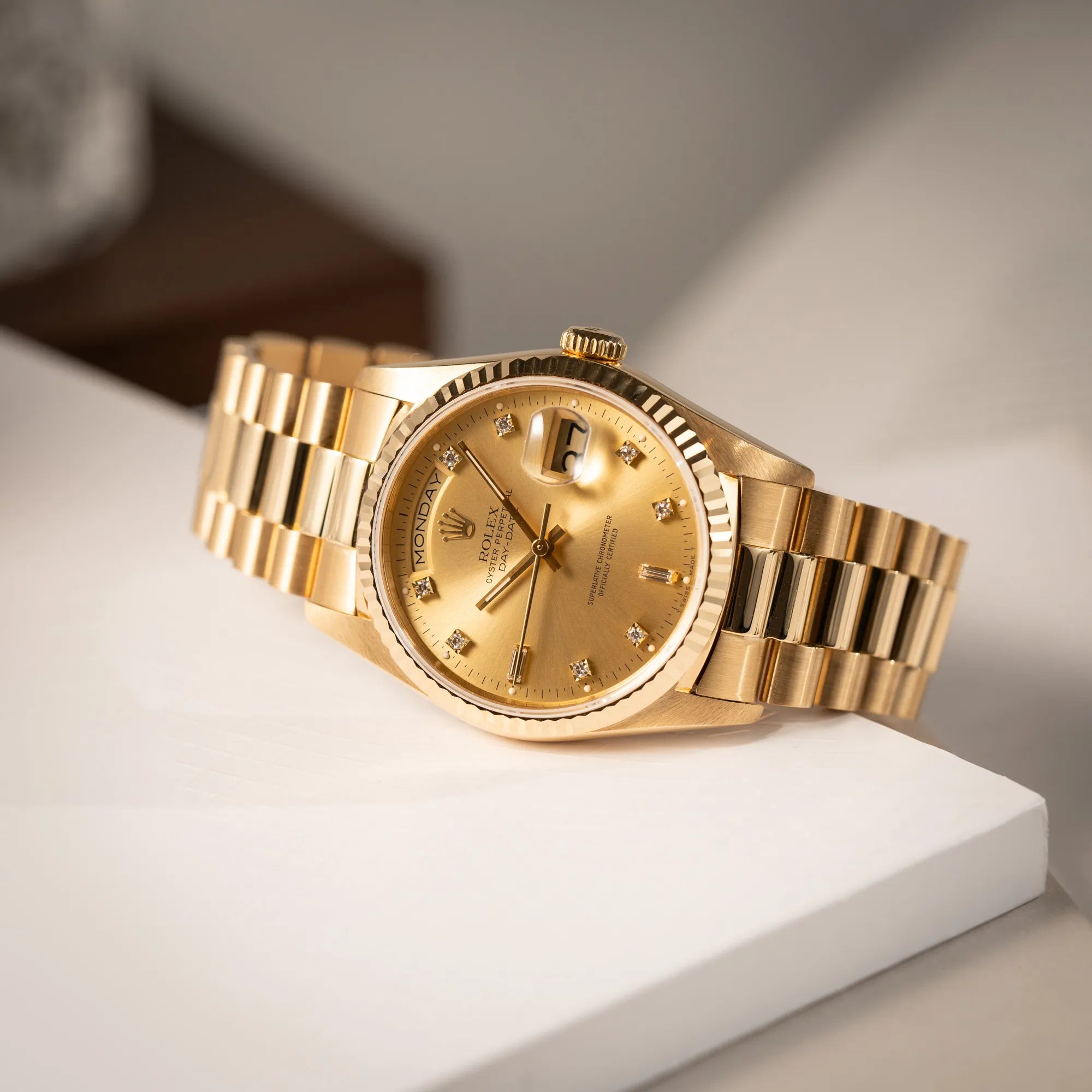 Nahe Produktfotografie der Rolex Day-Date 36 in Gelbgold der Referenz 18238 aus 1991 mit Champagner-Diamant-Zifferblatt und englischsprachiger Tagesanzeige