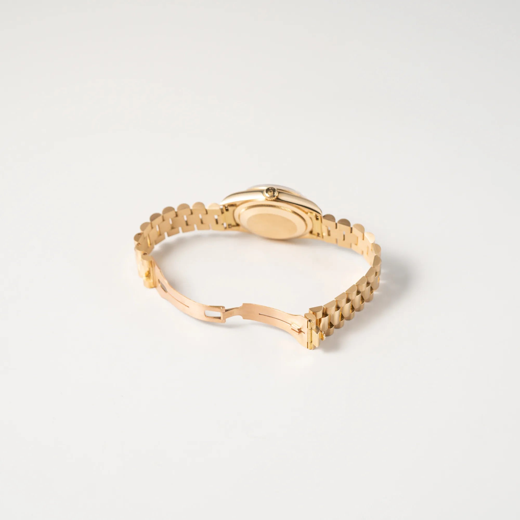 Blick auf die geöffnete Faltschliesse der Rolex Day-Date 36 in Gelbgold der Referenz 18238 aus 1991 mit Champagner-Diamant-Zifferblatt und englischsprachiger Tagesanzeige