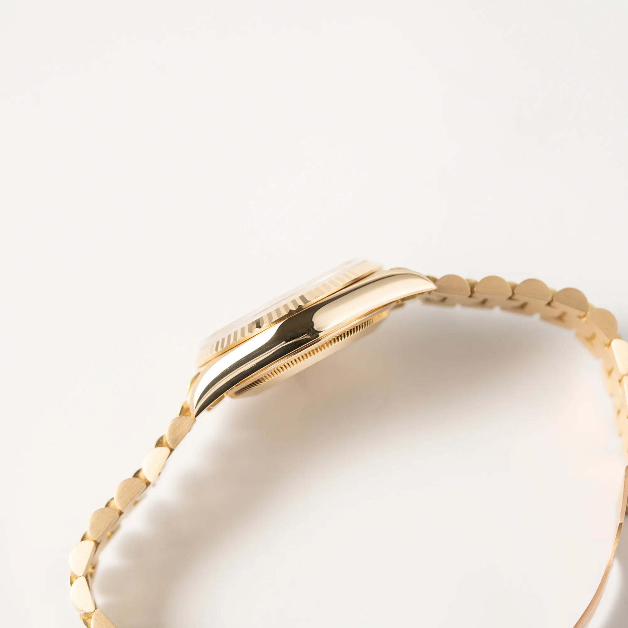 Seitliche Gehäuseflanke der Rolex Day-Date 36 in Gelbgold der Referenz 18238 aus 1991 mit Champagner-Diamant-Zifferblatt und englischsprachiger Tagesanzeige