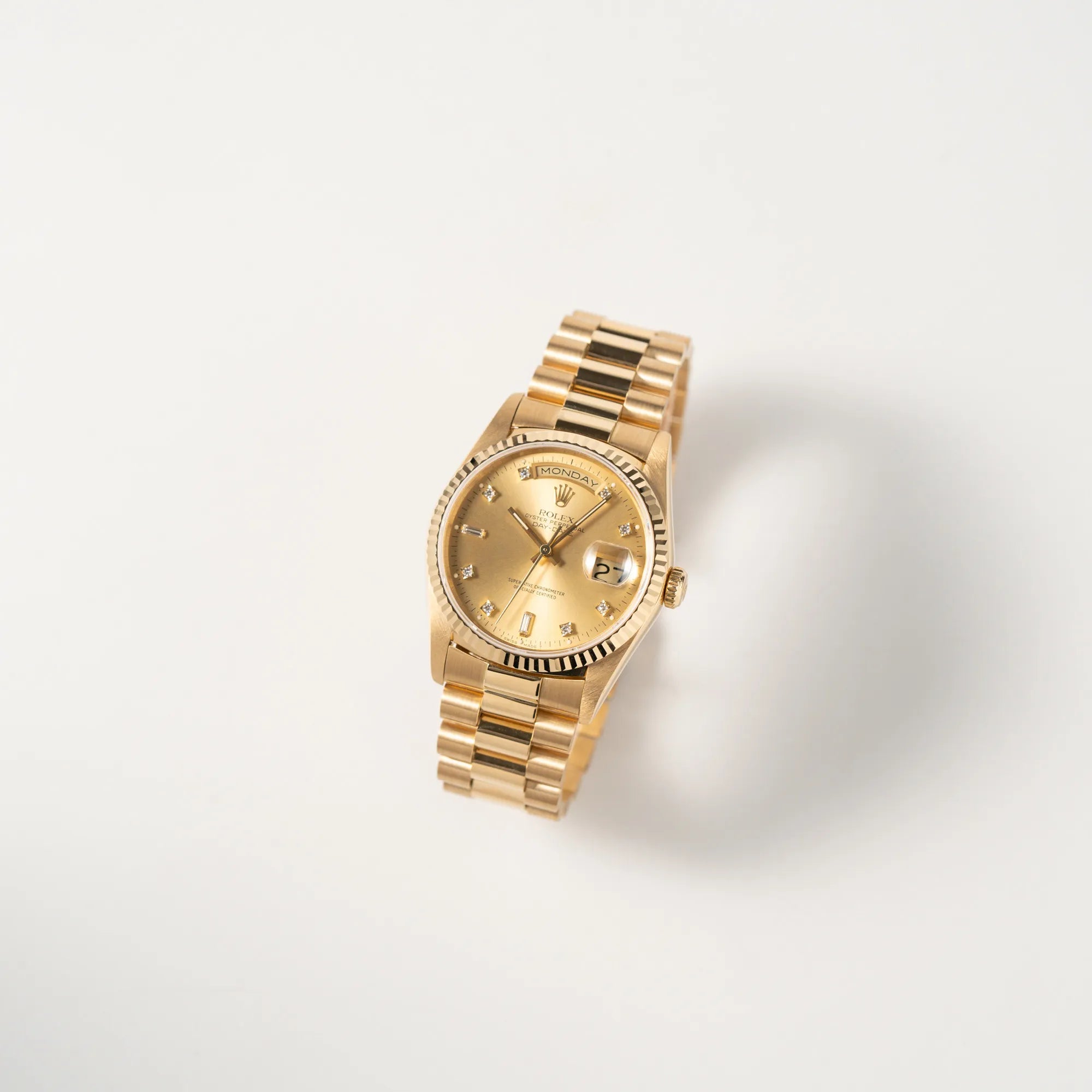 Leicht schräge Ansicht der Rolex Day-Date 36 in Gelbgold der Referenz 18238 aus 1991 mit Champagner-Diamant-Zifferblatt und englischsprachiger Tagesanzeige