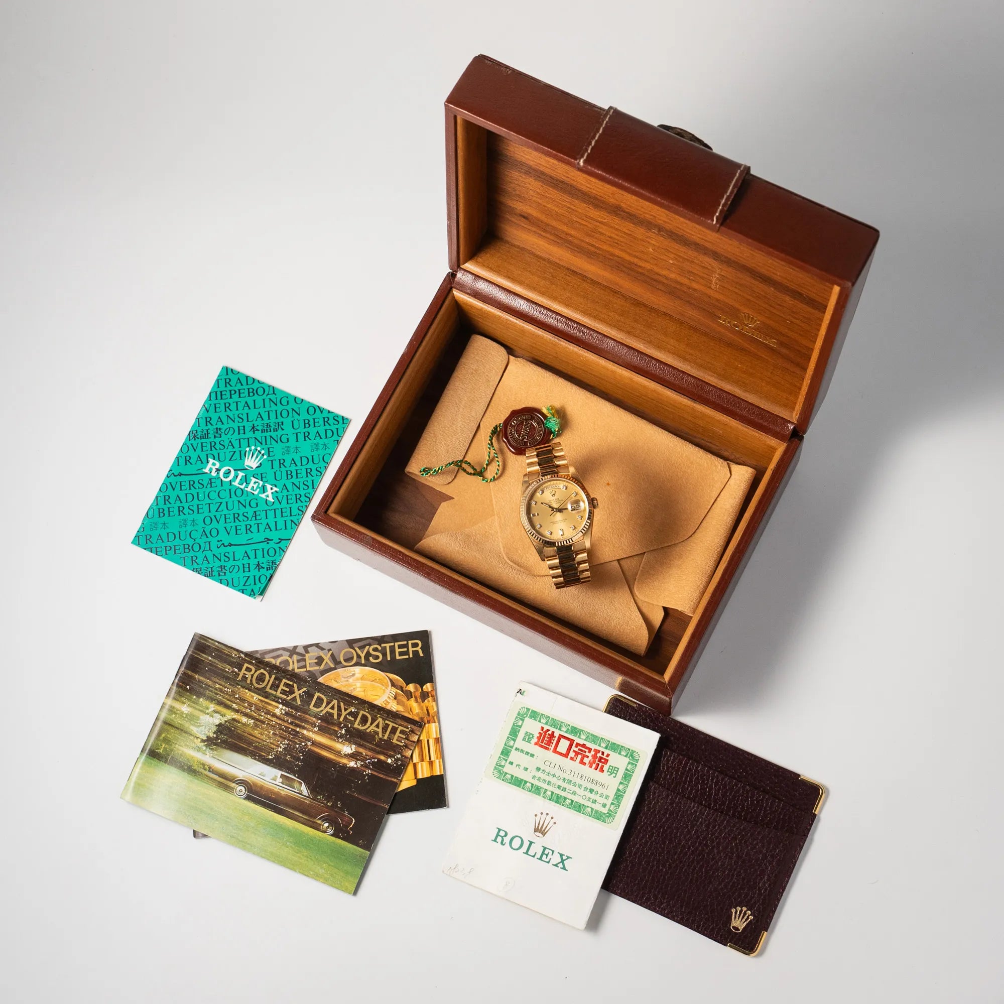 Lieferumfang zu deer Rolex Day-Date 36 der Referenz 18238 mit champagnerfarbenem Diamant-Zifferblatt, bestehend aus originaler Box, Hangtag, allen Booklets und original Papieren mit Rolex-Etui