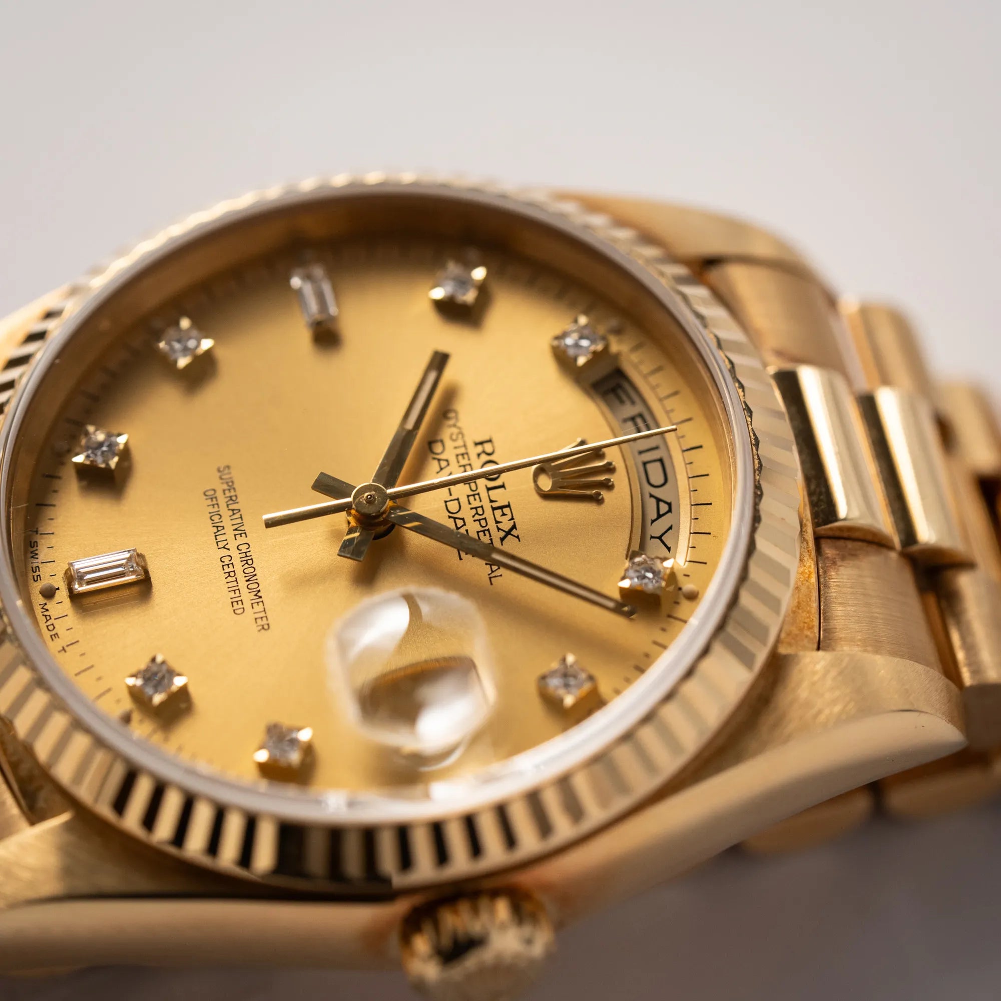 Detailaufnahme der Rolex Day-Date 36 der Referenz 18238 mit champagnerfarbenem Diamant-Zifferblatt mit Fokus auf dem Zeigersatz