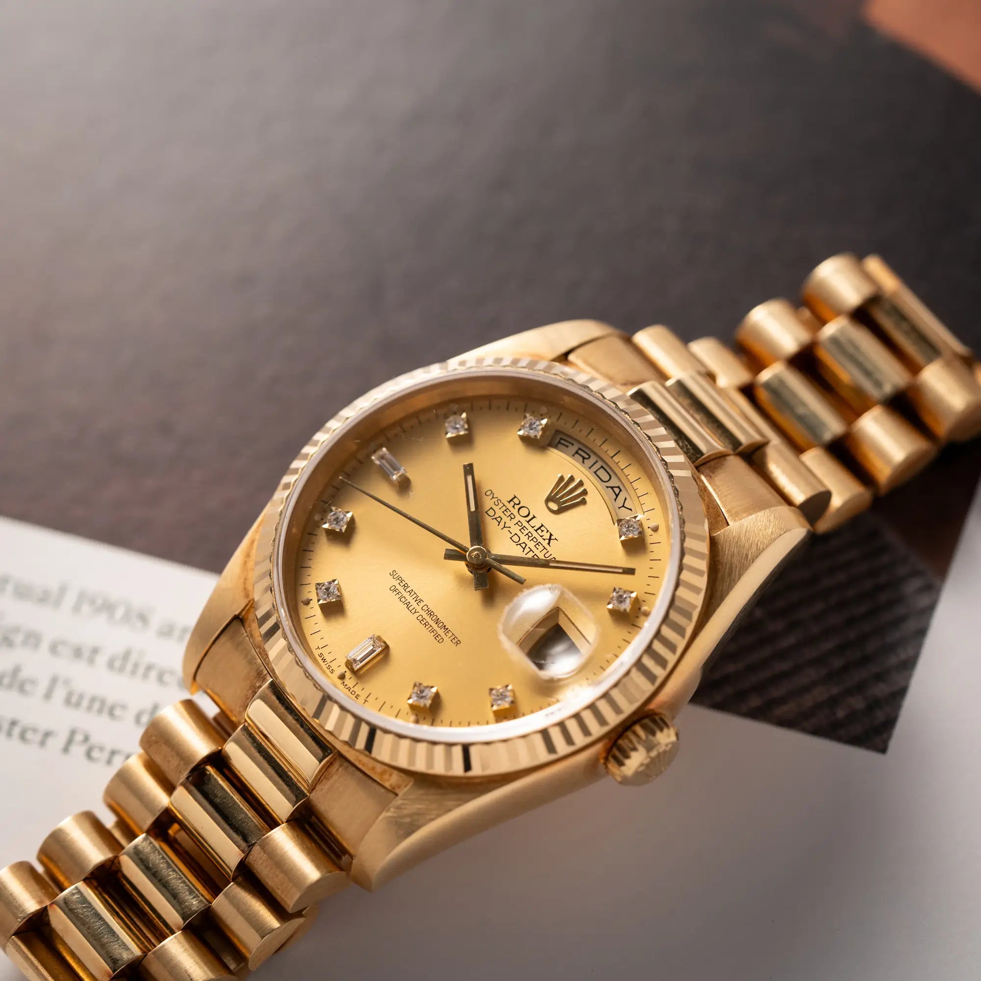 Produktfotografie der Rolex Day-Date 36 der Referenz 18238 mit champagnerfarbenem Diamant-Zifferblatt in einem sehr guten Zustand mit leichter Patina