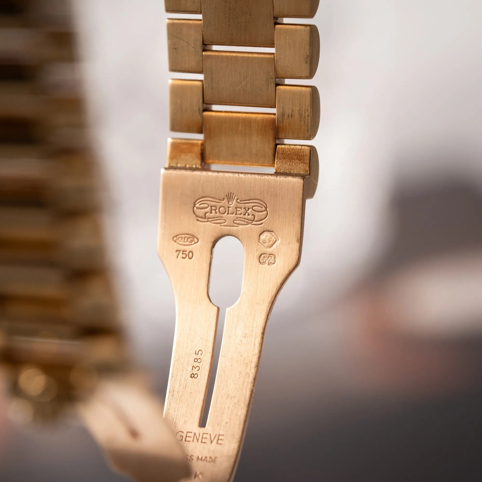 Produktfotografie zeigt die Stempel im Inneren der President-Faltschliesse der Rolex Day-Date 36 der Referenz 18238 mit champagnerfarbenem Diamant-Zifferblatt
