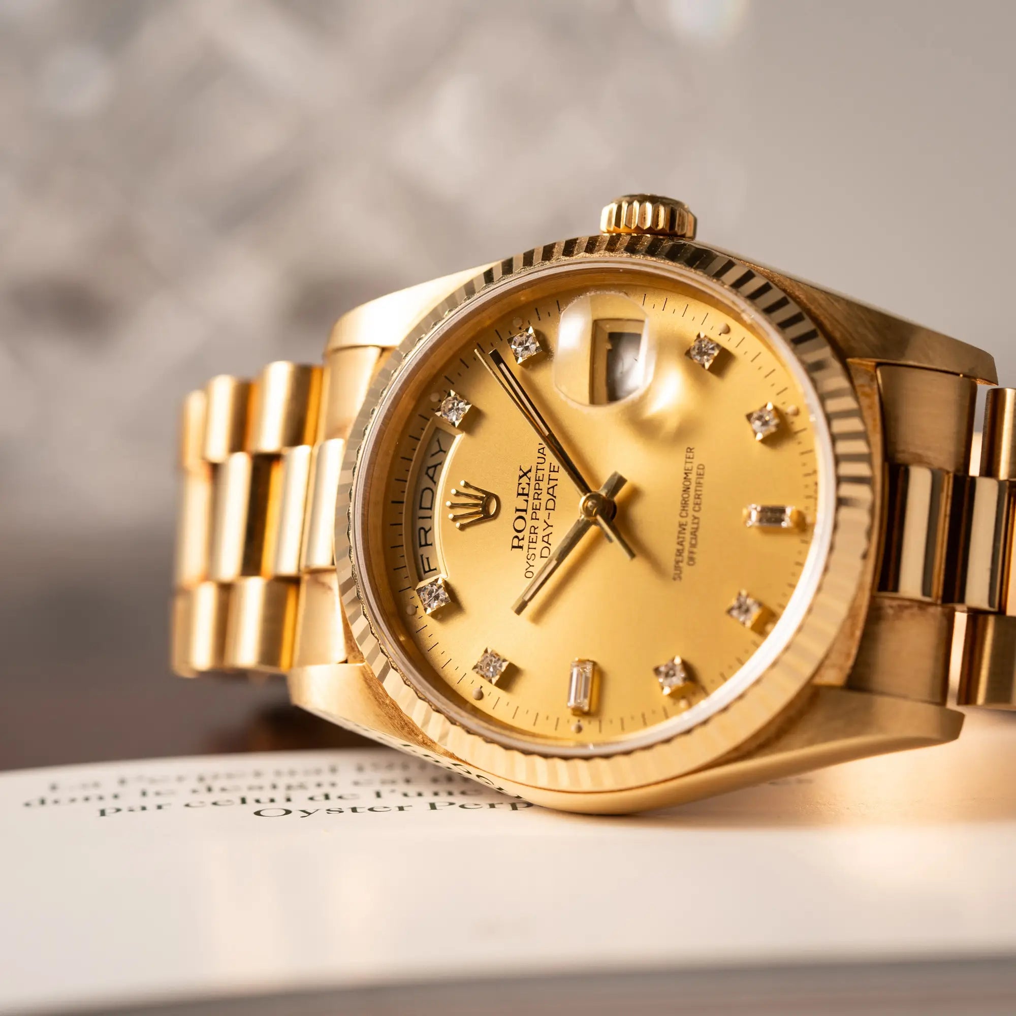 Produktfotografie der Rolex Day-Date 36 der Referenz 18238 mit champagnerfarbenem Diamant-Zifferblatt mit Fokus auf dem Uhrengehäuse