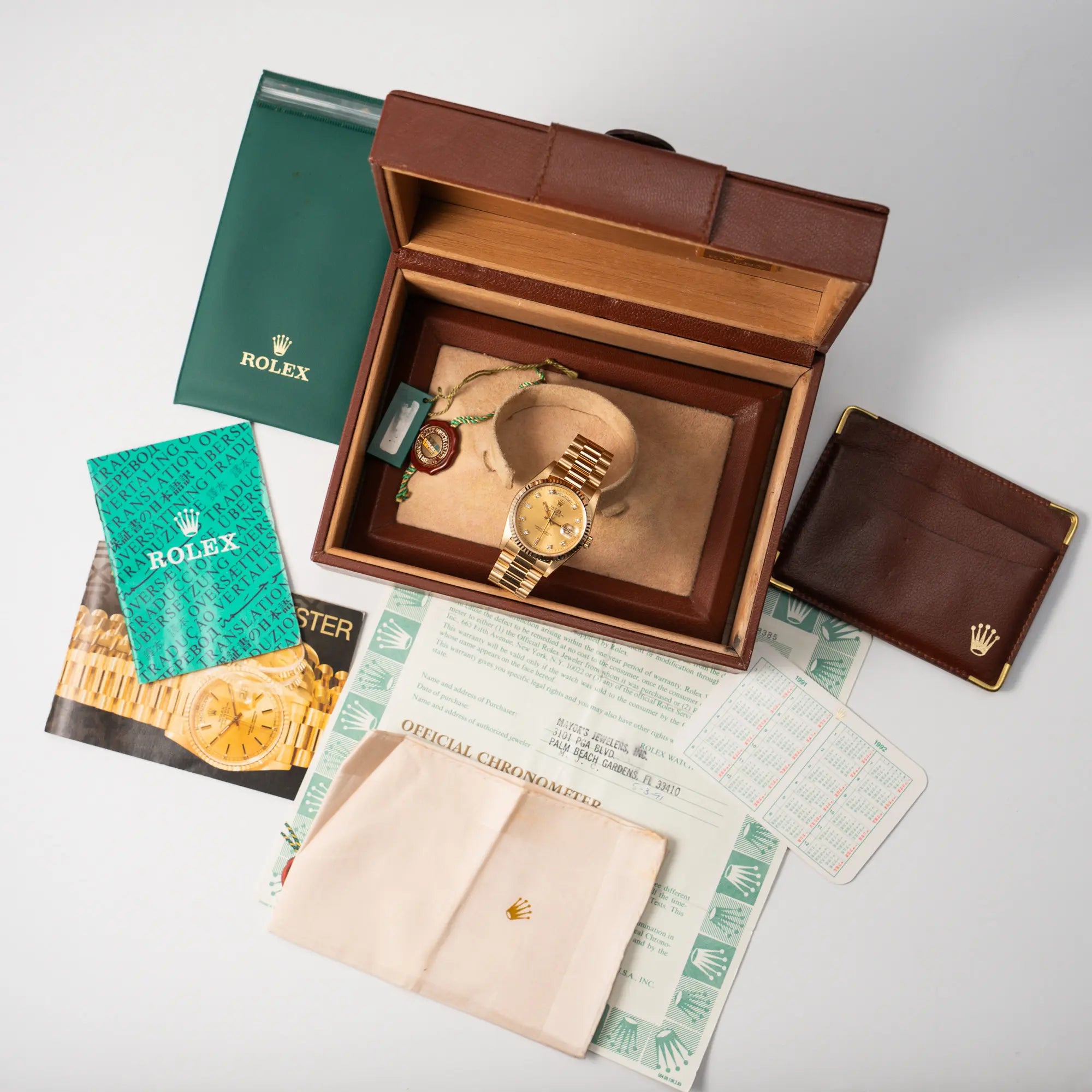 Rolex Day-Date 36 aus 1991 der Referenz 18238 mit goldfarbenem Zifferblatt und Diamant Indizes in einem hervorragenden Gesamtzustand zusammen mit dem Lieferumfang, bestehend aus Box, Kartenetui, originaler Garantiekarte, Hangtag und Booklets