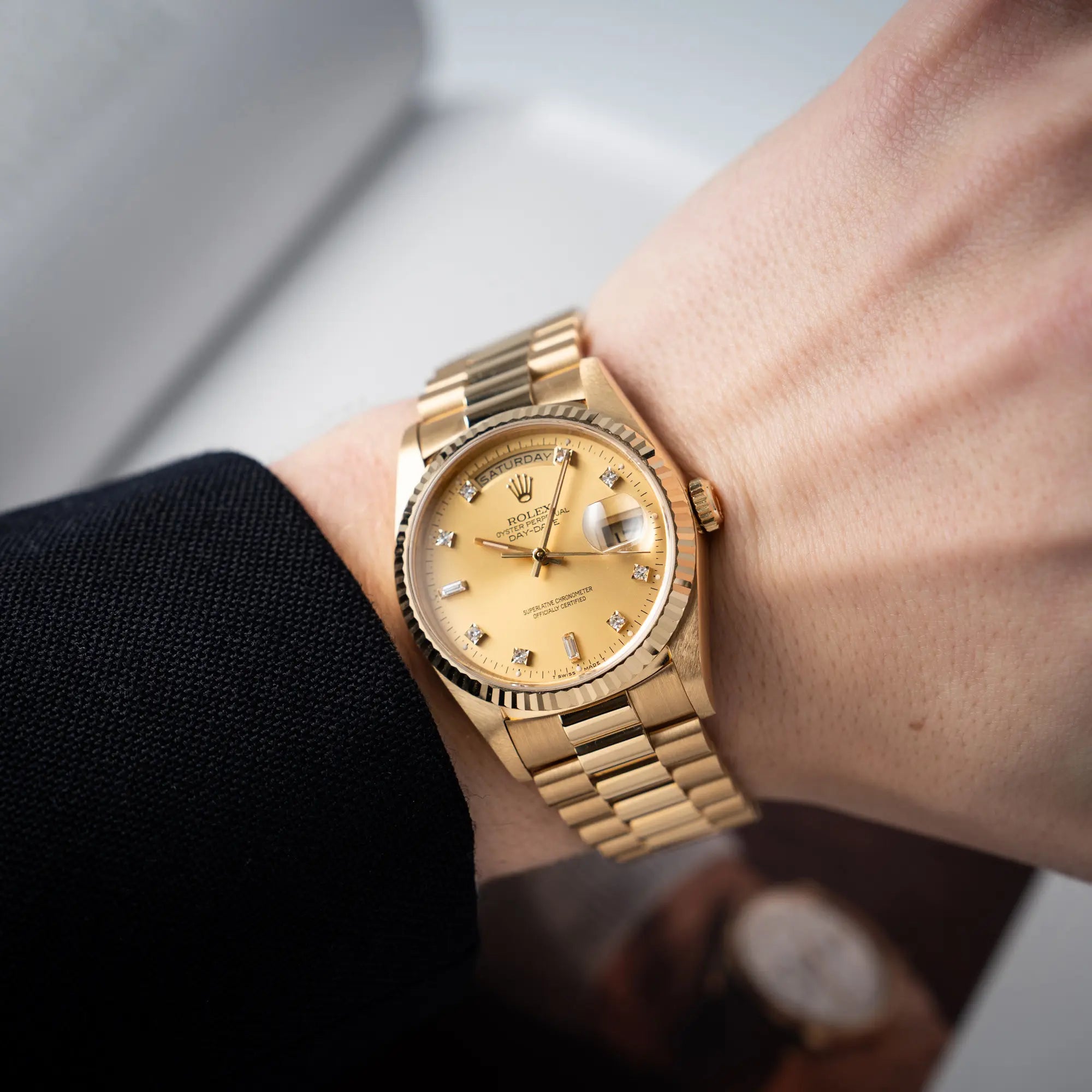 Mann trägt die Rolex Day-Date 36 aus 1991 der Referenz 18238 mit goldfarbenem Zifferblatt und Diamant Indizes in einem hervorragenden Gesamtzustandfür einen Wristshot an seinem Handgelenk