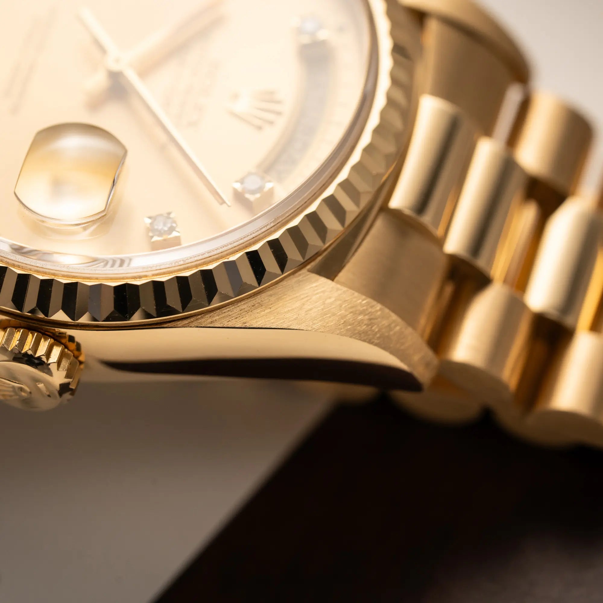 Detailaufnahme der Lünette und des Bandanstoßes der Rolex Day-Date 36 aus 1991 der Referenz 18238 mit goldfarbenem Zifferblatt und Diamant Indizes in einem hervorragenden Gesamtzustand