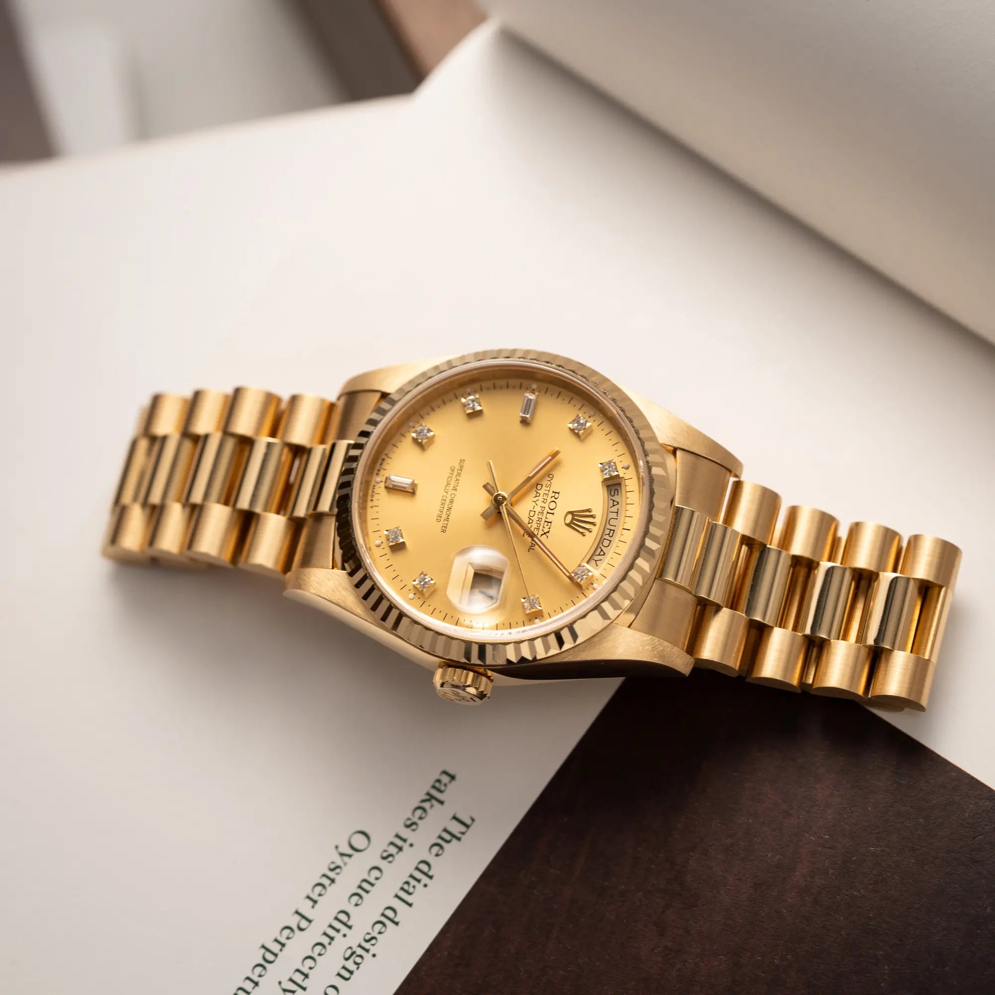 Produktfotografie der Rolex Day-Date 36 aus 1991 der Referenz 18238 mit goldfarbenem Zifferblatt und Diamant Indizes in einem hervorragenden Gesamtzustand