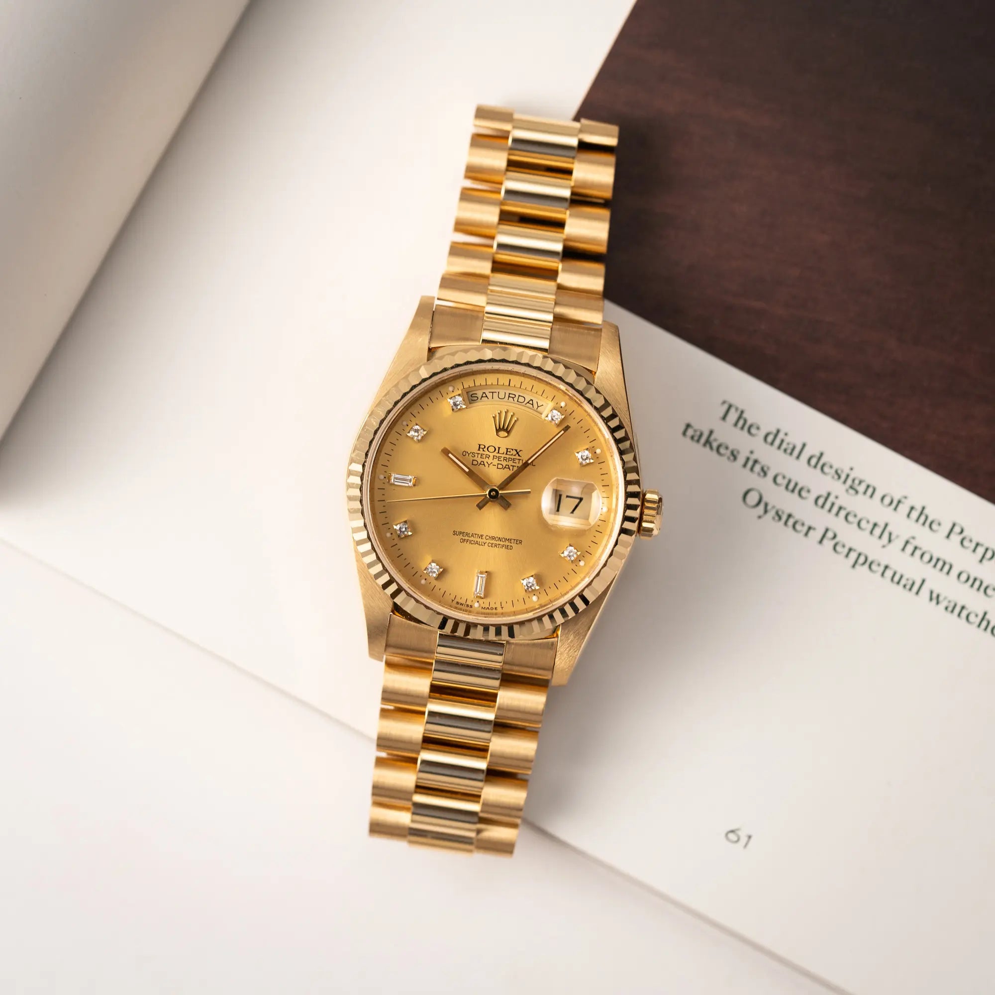Rolex Day-Date 36 aus 1991 der Referenz 18238 mit goldfarbenem Zifferblatt und Diamant Indizes in einem hervorragenden Gesamtzustand liegt auf auf einem Uhrenmagazin