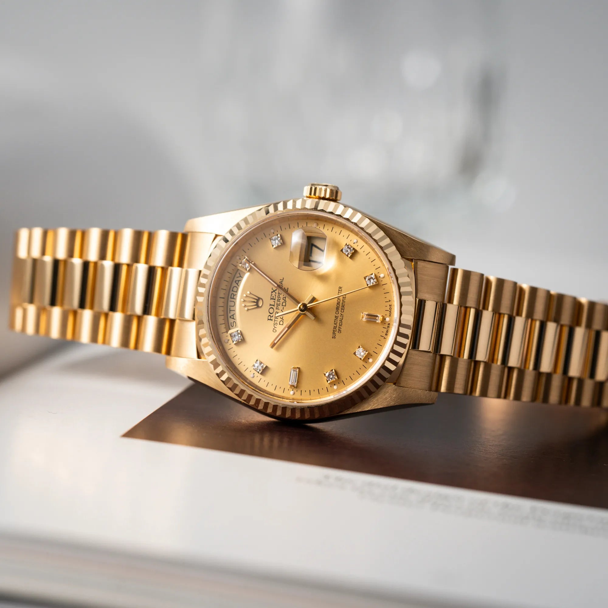 Produktfotografie als Titelbild für die Rolex Day-Date 36 aus 1991 der Referenz 18238 mit goldfarbenem Zifferblatt und Diamant Indizes in einem hervorragenden Gesamtzustand