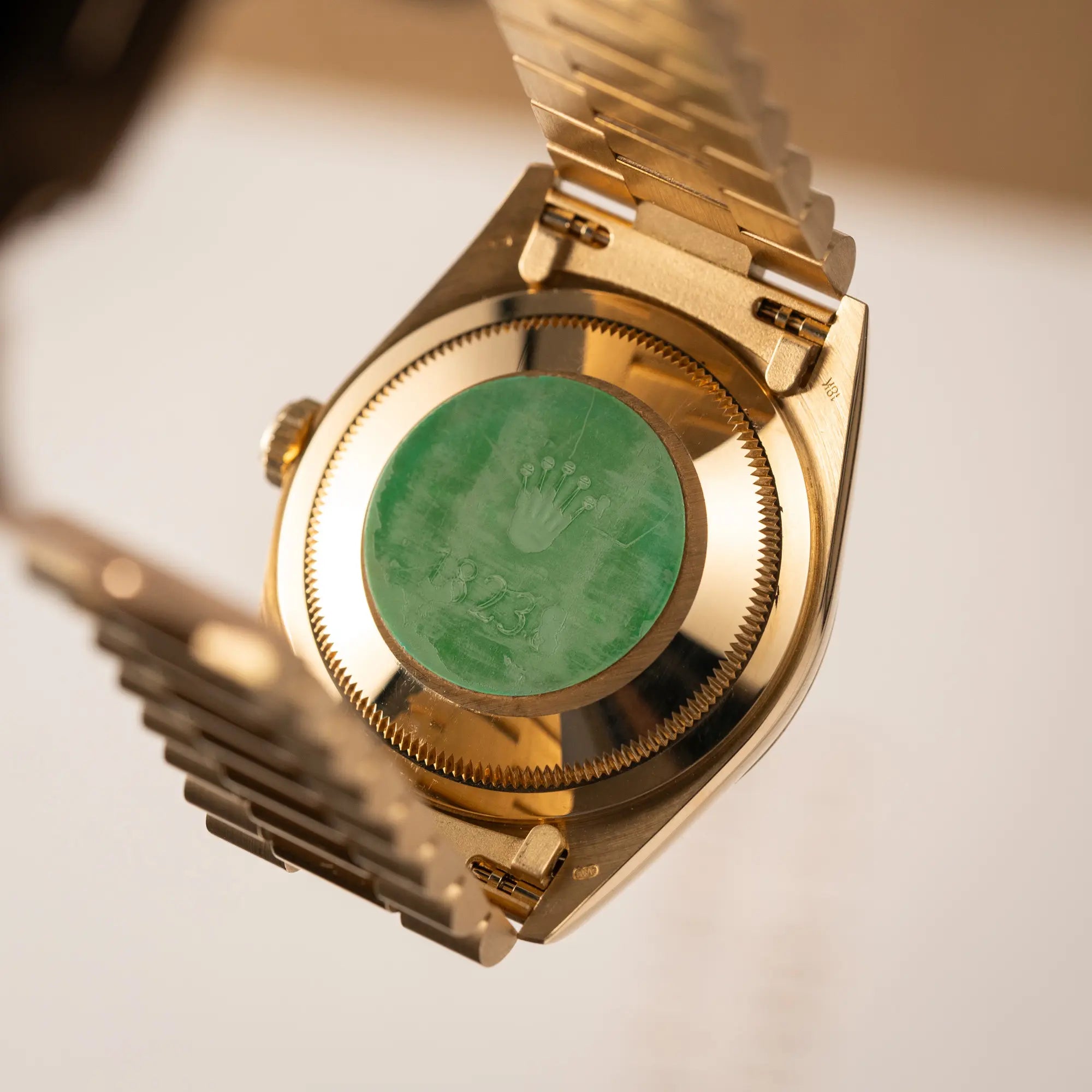 Gehäuseboden der Rolex Day-Date 36 aus 1991 der Referenz 18238 mit goldfarbenem Zifferblatt und Diamant Indizes in einem hervorragenden Gesamtzustand zeigt den originalen Sticker wie zur Zeit der Auslieferung