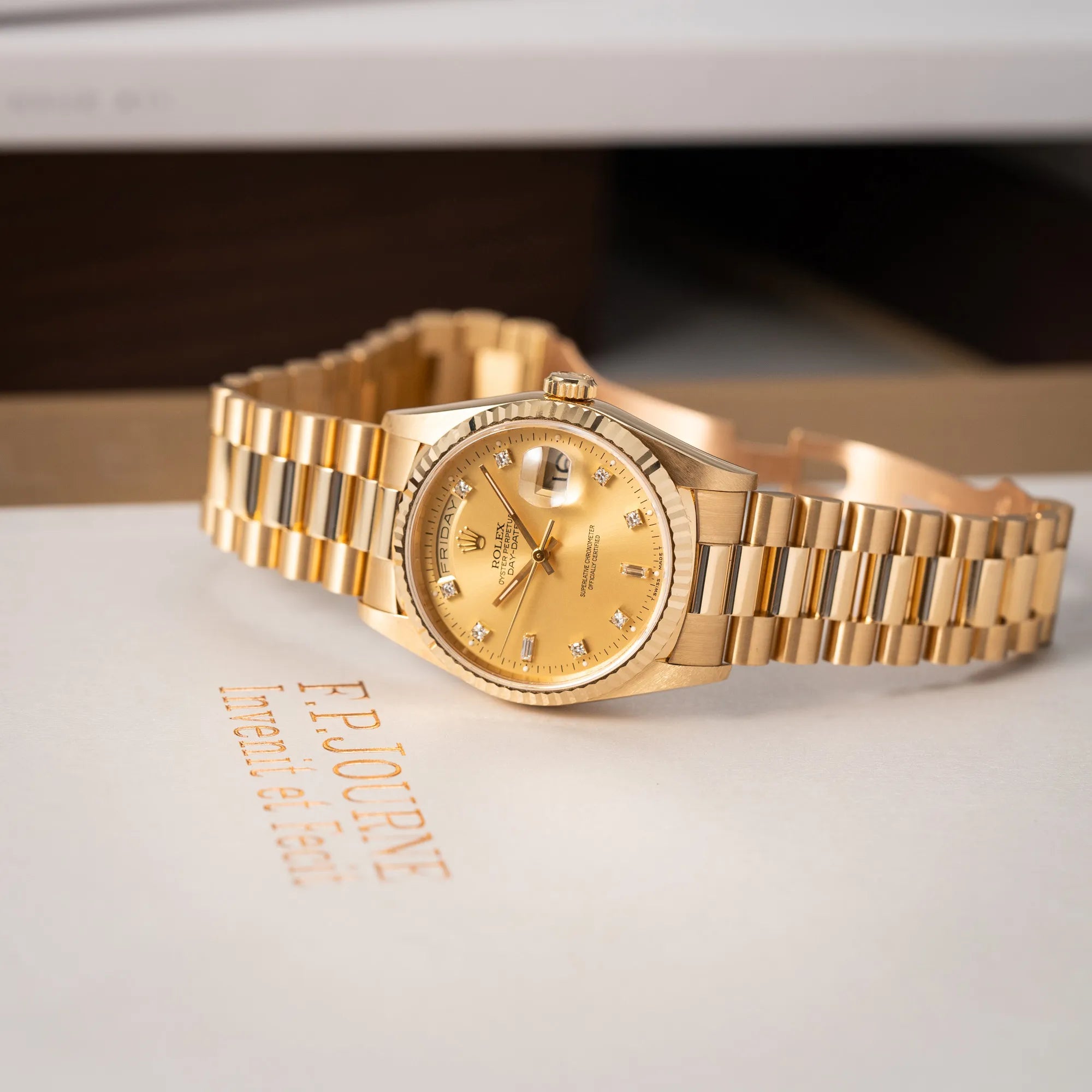 Produktfoto zeigt die Rolex Day-Date 36 aus 1991 der Referenz 18238 mit goldfarbenem Zifferblatt und Diamant Indizes in einem hervorragenden Gesamtzustand