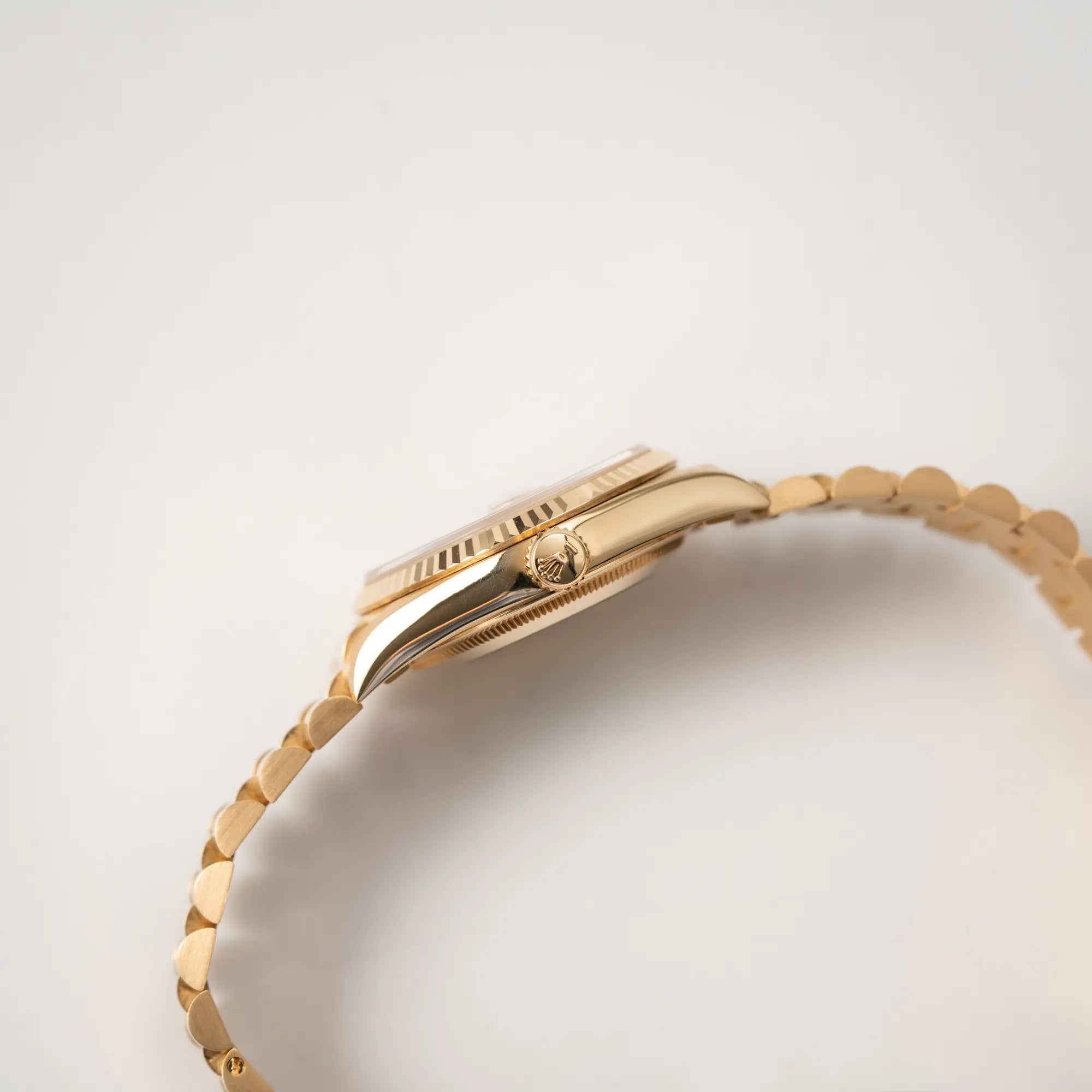 Seitliche Gehäuseflanke mit Blick auf die Aufzugskrone der Rolex Day-Date 36 aus 1991 der Referenz 18238 mit goldfarbenem Zifferblatt und Diamant Indizes in einem hervorragenden Gesamtzustand