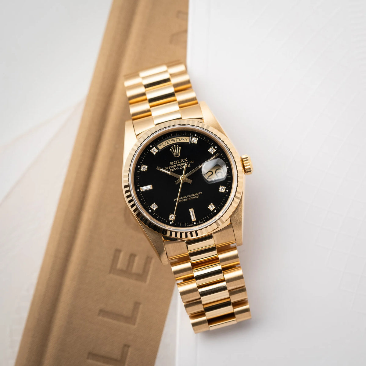 Produktfotografie als Titelbild für die Rolex Day-Date 36 der Referenz 18238 in Gelbgold mit schwarzen Diamond-Dial am President-Armband