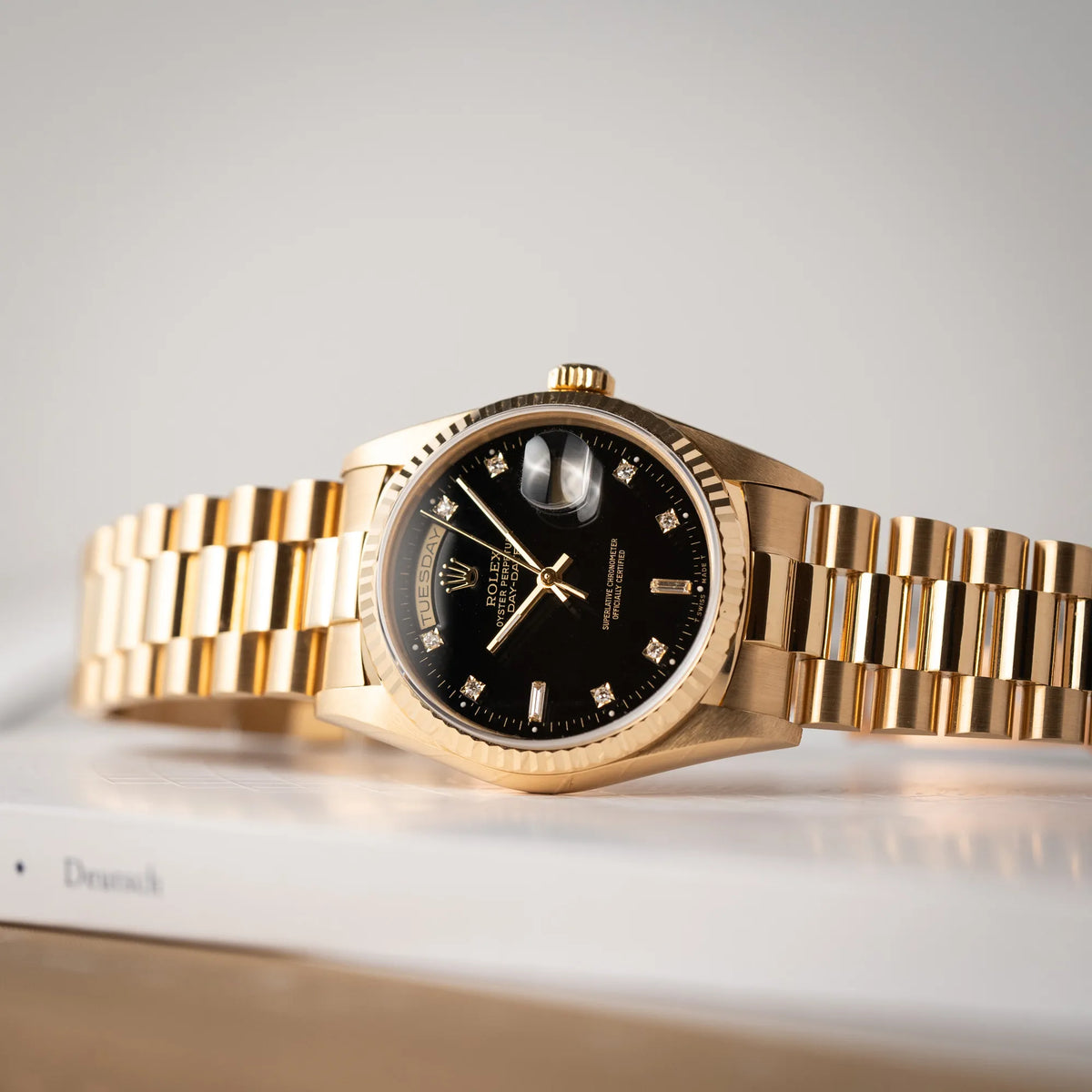 Produktfotografie der Rolex Day-Date 36 der Referenz 18238 in Gelbgold mit schwarzen Diamond-Dial am President-Armband zeigt den Uhrenkopf und den kaum vorhandenen Stretch des President-Armbands