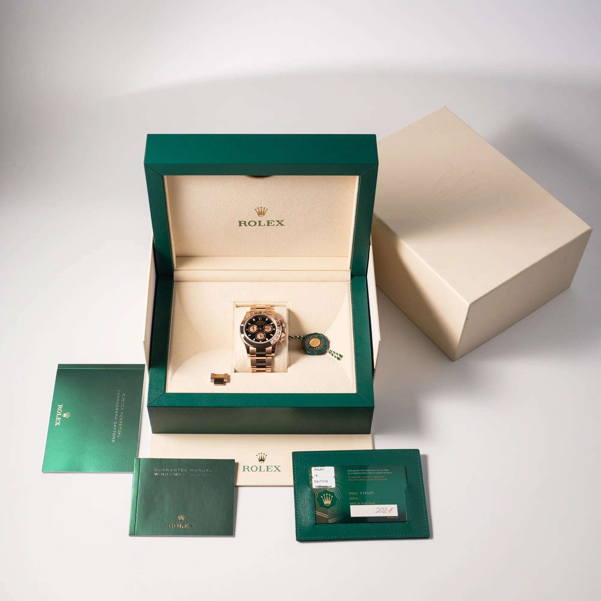 Lieferumfang zugehörig zu der Rolex Daytona Chronograph-Armbanduhr der Referenz 116505 in Everrose-Roségold mit schwarzem Zifferblatt am Oyster-Roségold-Band, bestehend aus allen Booklets, Box mit Umkarton, Hangtag und originaler Garantiekarte