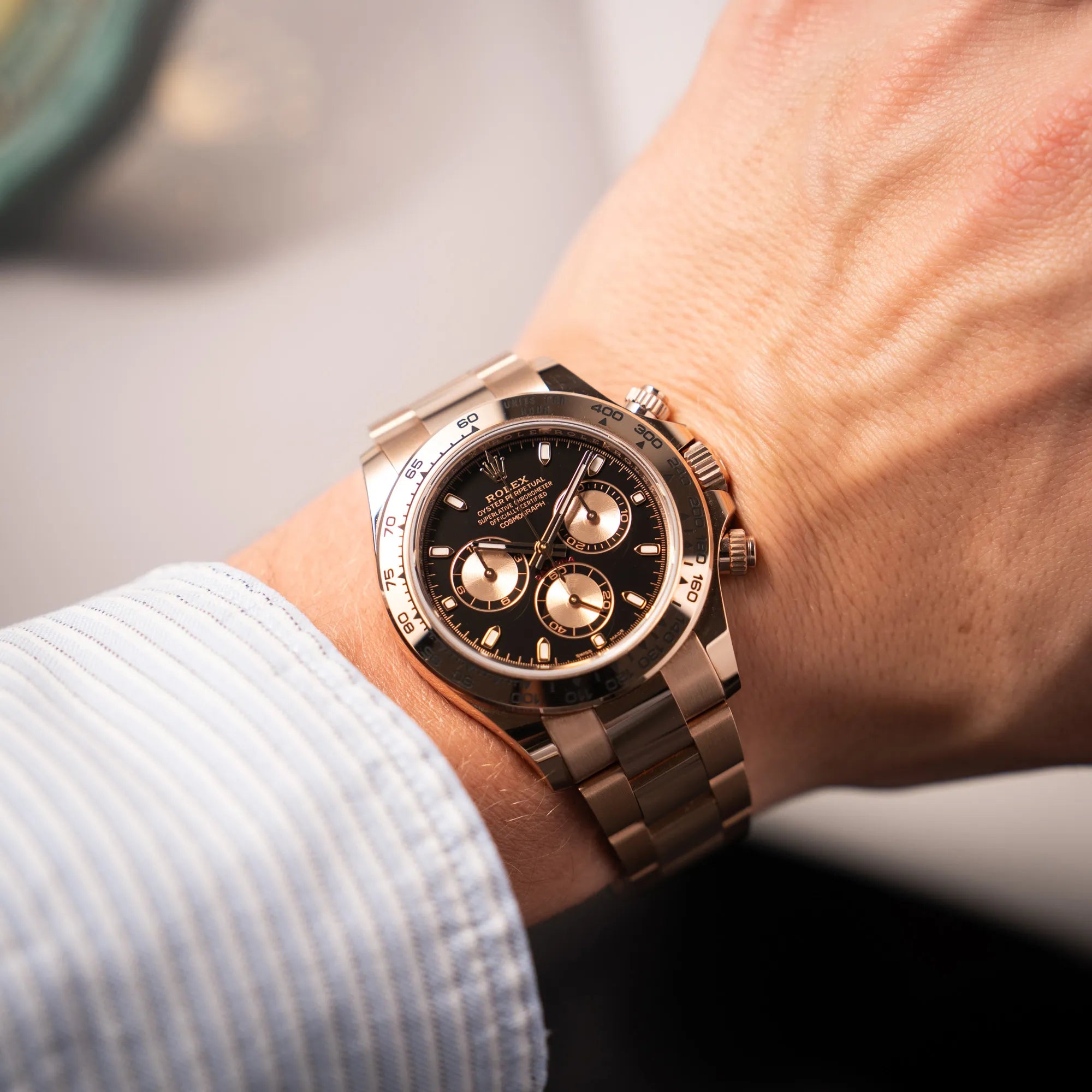Wristshot mit der Rolex Daytona Chronograph-Armbanduhr der Referenz 116505 in Everrose-Roségold mit schwarzem Zifferblatt am Oyster-Roségold-Band