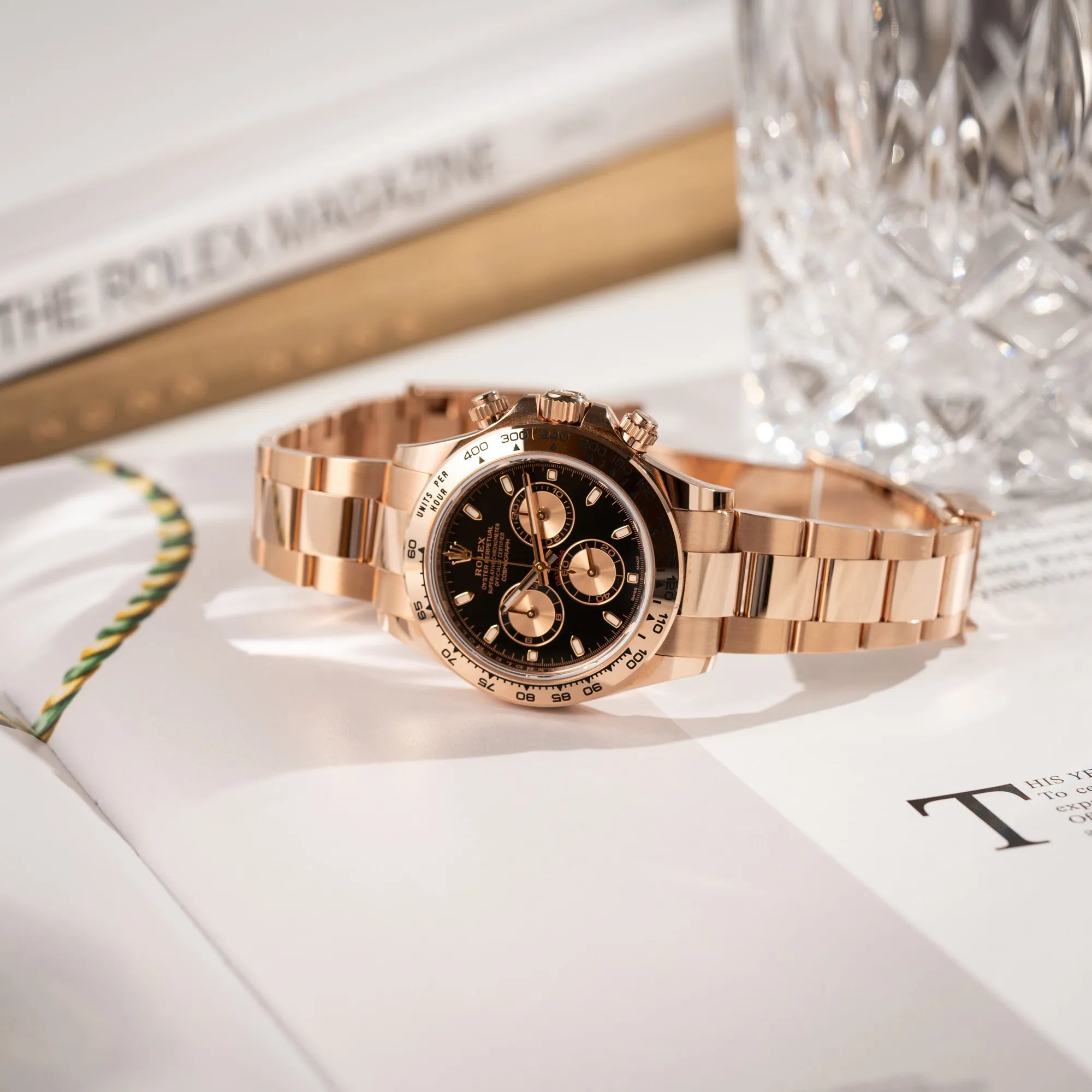 Produktfotografie der Rolex Daytona Chronograph-Armbanduhr der Referenz 116505 in Everrose-Roségold mit schwarzem Zifferblatt am Oyster-Roségold-Band