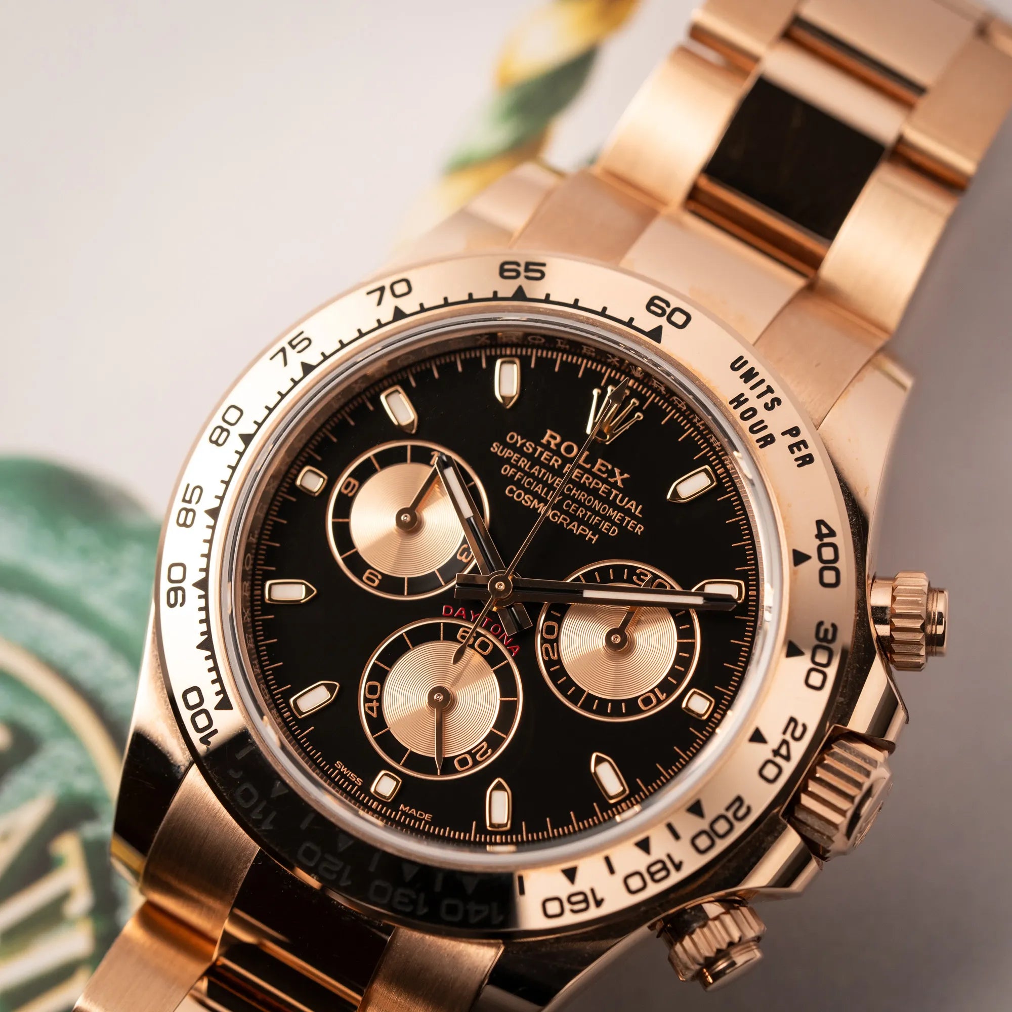 Detailaufnahme der Rolex Daytona Chronograph-Armbanduhr der Referenz 116505 in Everrose-Roségold mit schwarzem Zifferblatt am Oyster-Roségold-Band