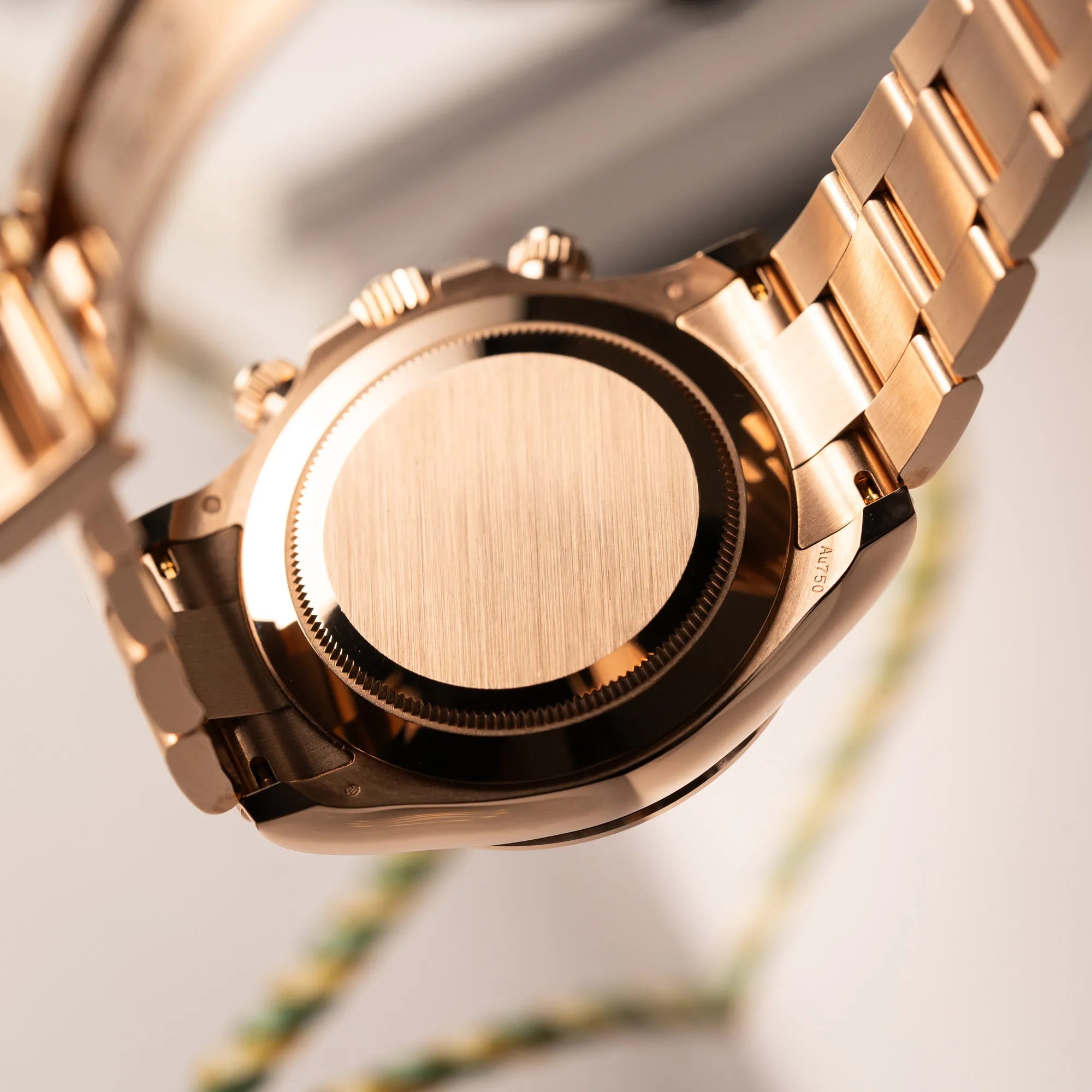 Gehäuseboden der Rolex Daytona Chronograph-Armbanduhr der Referenz 116505 in Everrose-Roségold mit schwarzem Zifferblatt am Oyster-Roségold-Band