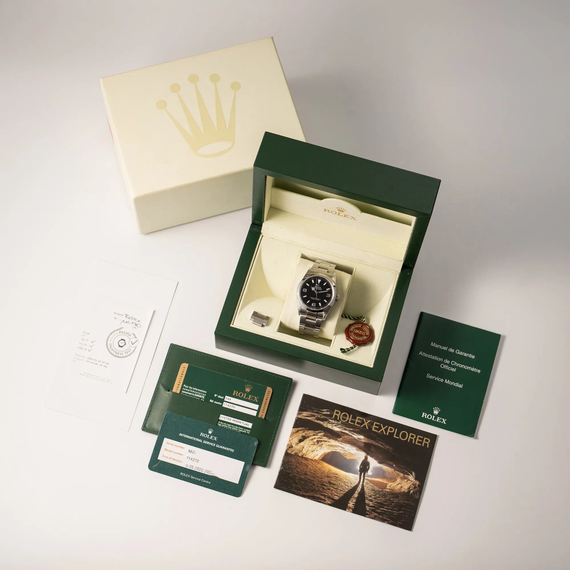 Lieferumfang zu der Rolex Explorer 36 der Referenz 114270 mit dem klassischen schwarzen 3-6-9 Zifferblatt, betsehend aus Box mit Umkarton, allen Booklets, Dichtheitstest und originaler Garantiekarte