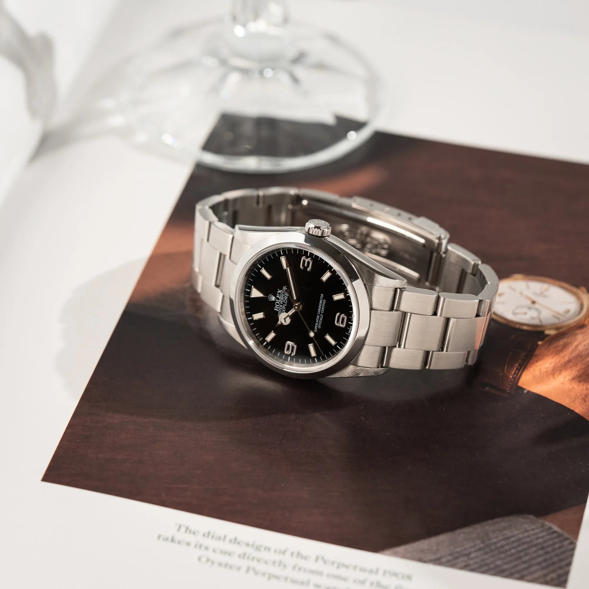 Rolex Explorer 36 der Referenz 114270 mit dem klassischen schwarzen 3-6-9 Zifferblatt liegt auf einem Uhrenmagazin