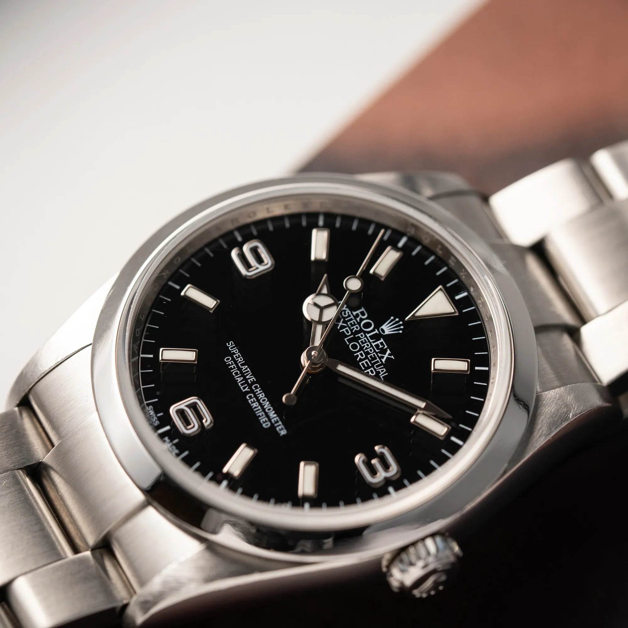 Detailaufnahme der Rolex Explorer 36 der Referenz 114270 mit dem klassischen schwarzen 3-6-9 Zifferblatt
