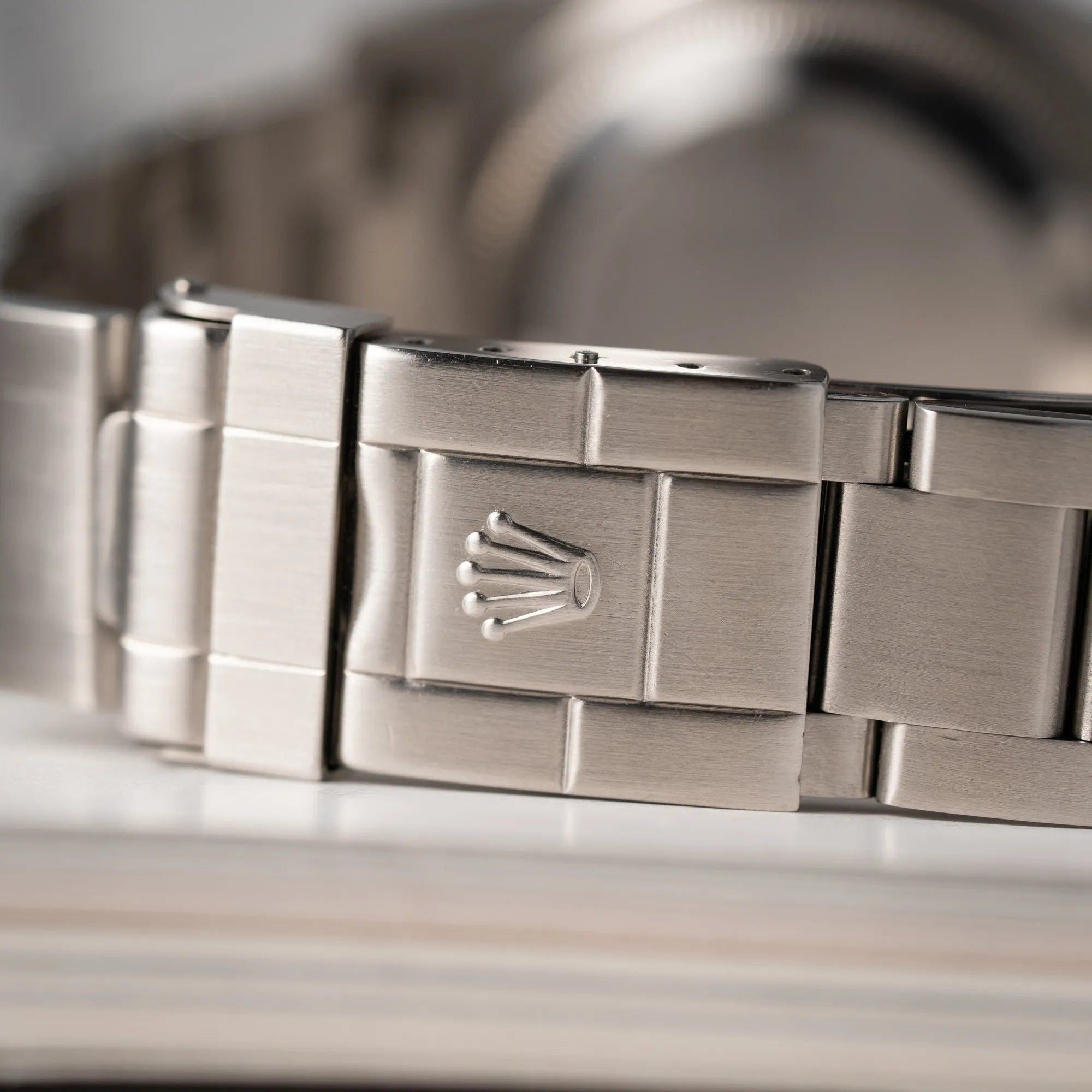 Detailaufnahme der Oyster-Stahl-Faltschliesse der Rolex Explorer 36 der Referenz 114270 mit dem klassischen schwarzen 3-6-9 Zifferblatt zeigt die Rolex-Krone
