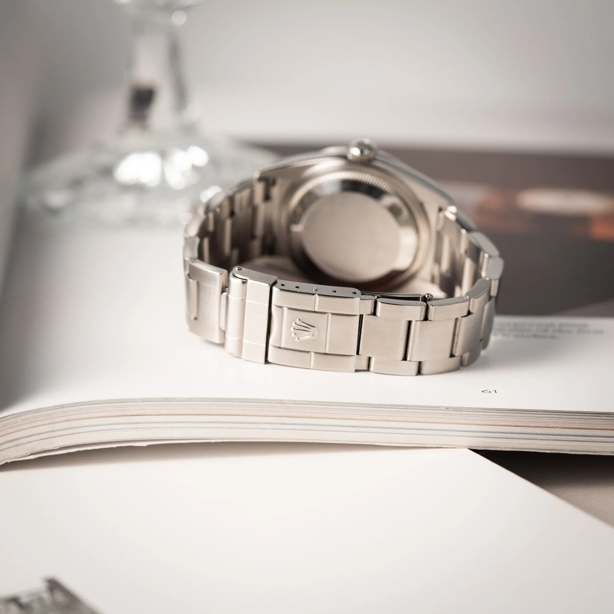 Produktfotografie zeigt das Oyster-Stahlband und die Oyster-Stahl-Faltschliesse der Rolex Explorer 36 der Referenz 114270 mit dem klassischen schwarzen 3-6-9 Zifferblatt