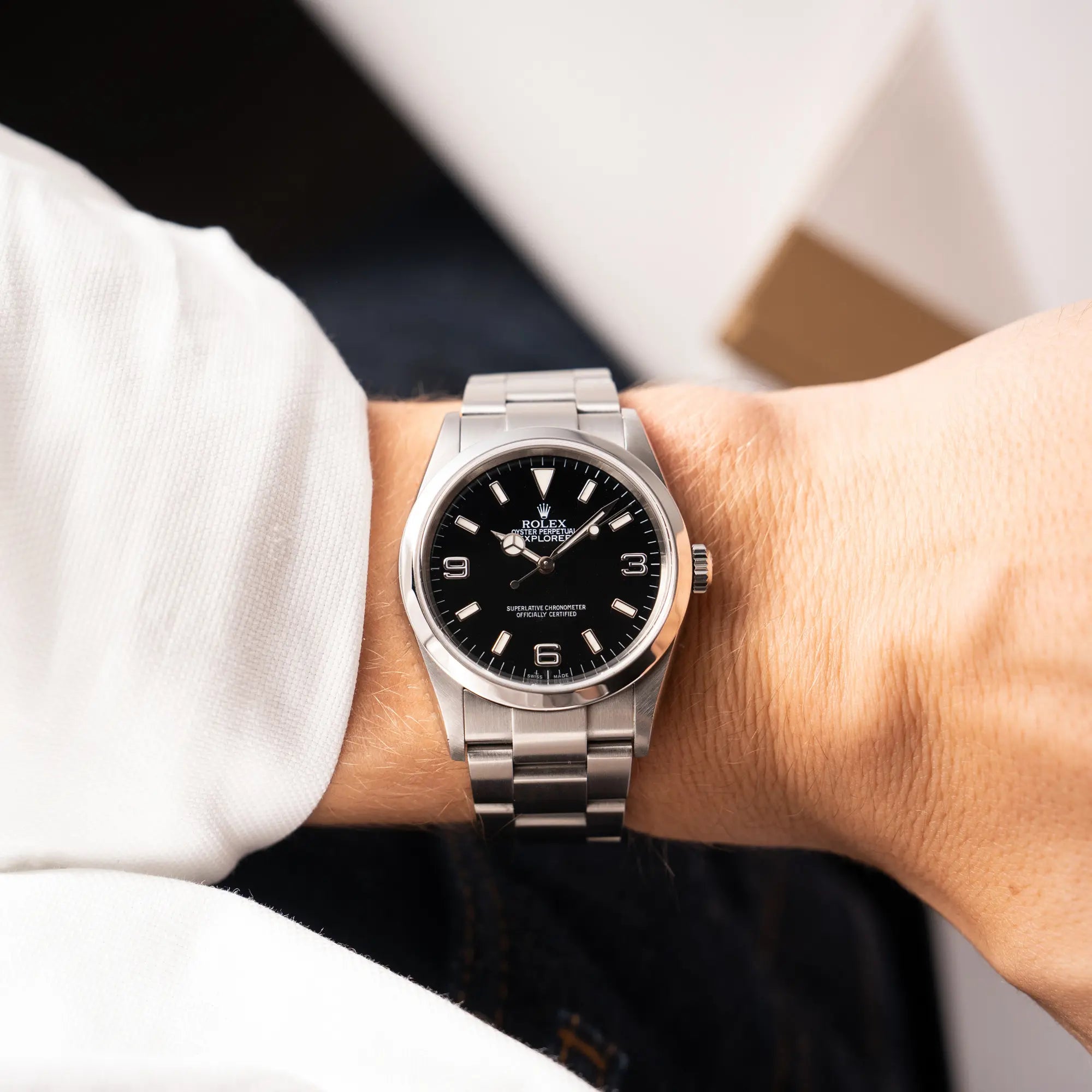 Wristshot mit der Rolex Explorer 36 der Referenz 114270 mit dem klassischen schwarzen 3-6-9-Explorer-Zifferblatt am Oyster-Stahlband